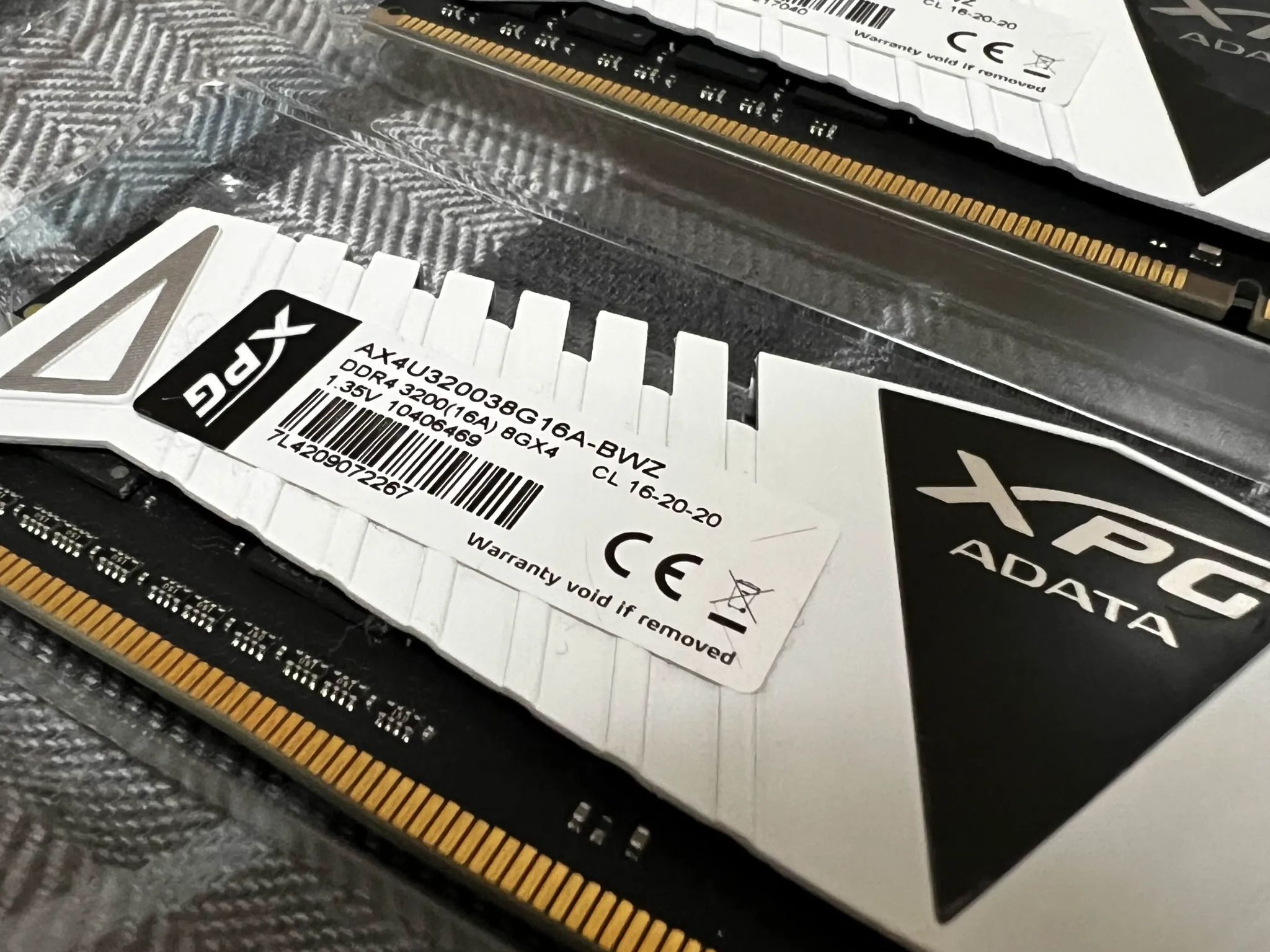 XPG ADATA Z1 16GB (2×8GB) DDR4 3200MHz Desktop Memory Stick Kits (White)