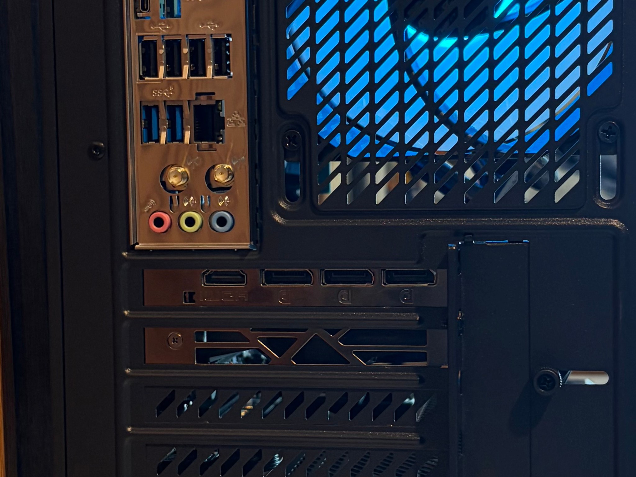 RTX 4060 TI 16GB | RYZEN 5 9600X | 16GB DDR5 | 1 NVME | 240MM AIO
