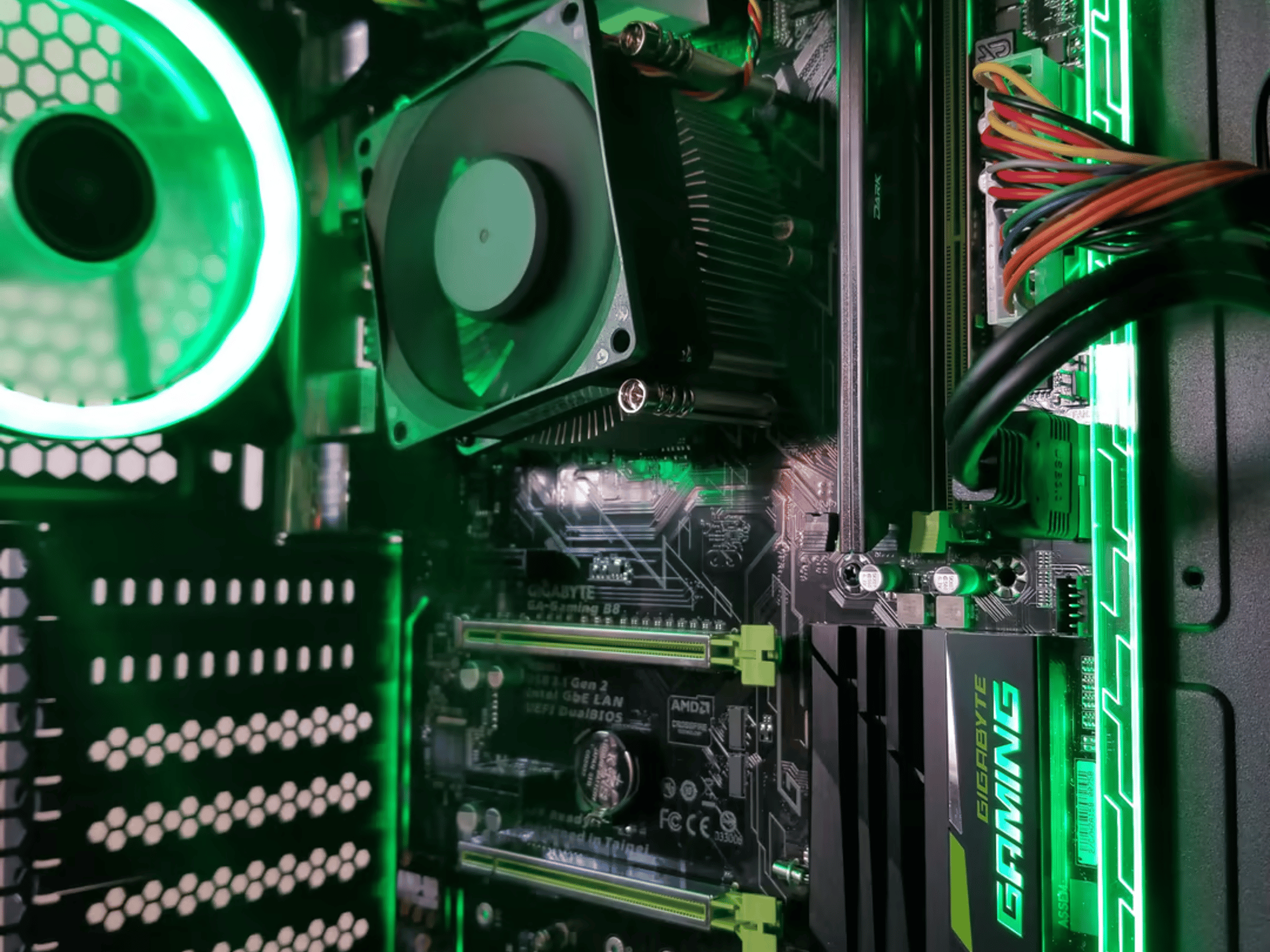 Intel Core i5 6500 UpTo 3.6GHz w/ Intel HD Graphics 530 // Team Group 8GB 2400MHz // Levin 120GB SSD