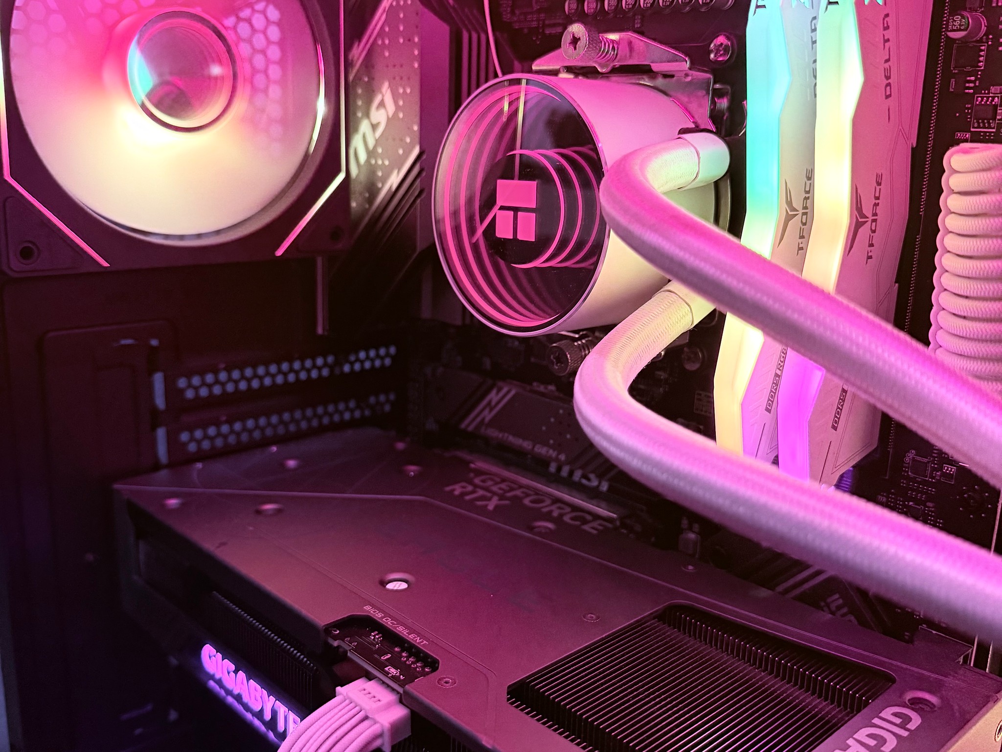⚫️"Crimson Aurora"🟠 | 1440p Gaming | RTX 4070 Super | Ryzen 5 7600X | 32B DDR5 | 1TB Storage