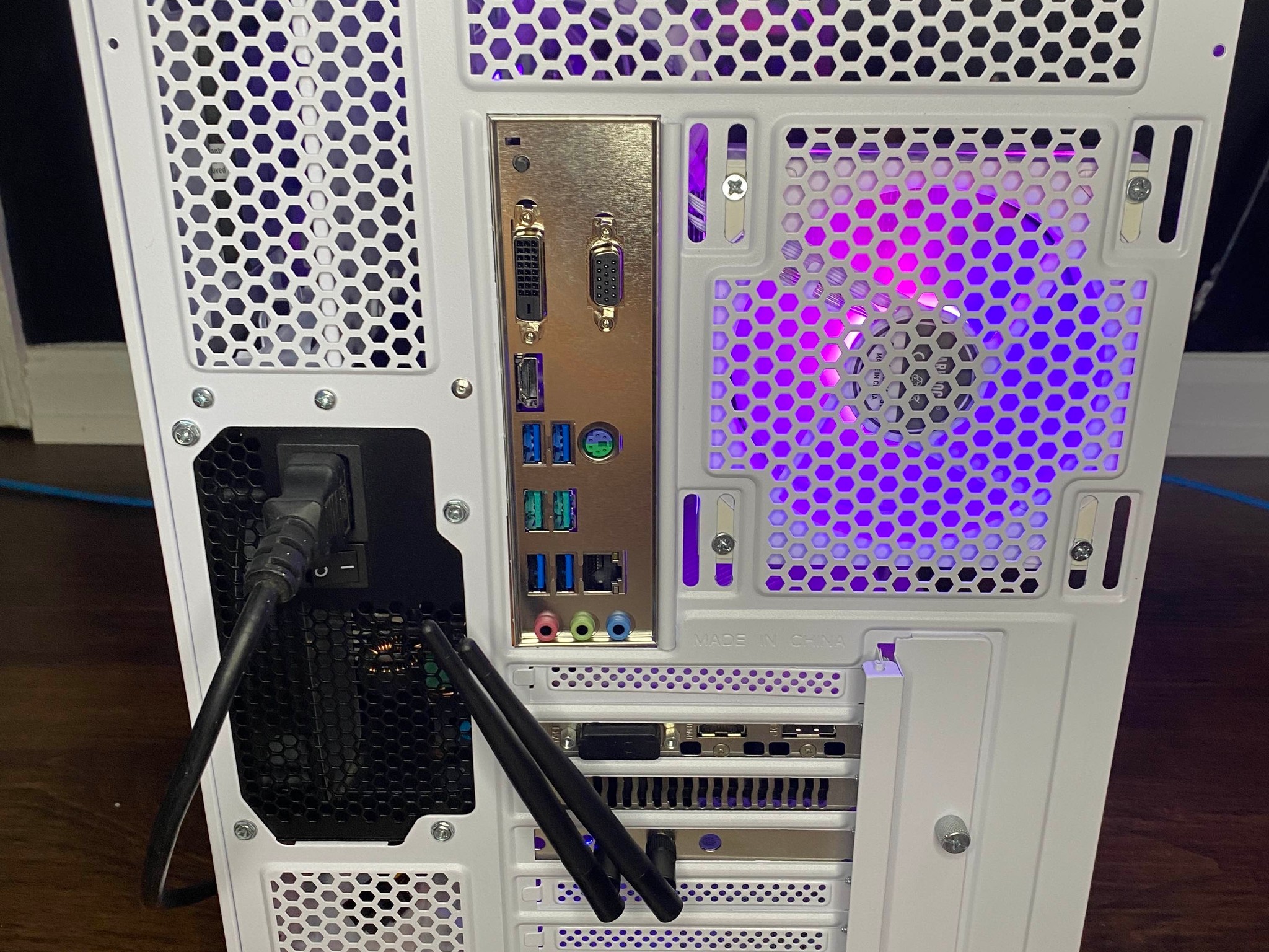 White Gaming PC (GTX 1660 S 6GB + AMD Ryzen 5 3600X + 16GB DDR4 + SSD)