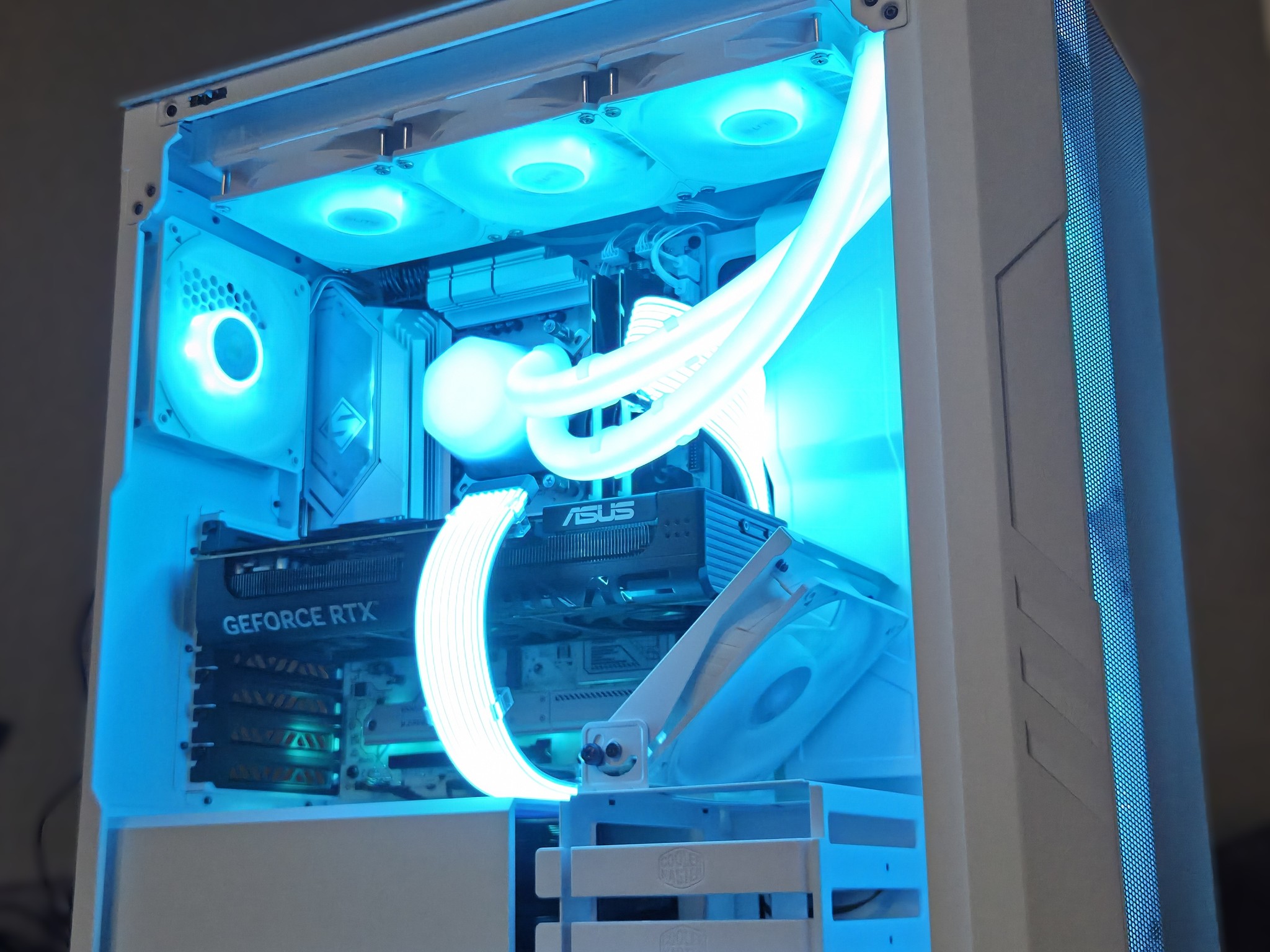 Stormtrooper!⚪⚫ 5070 Ti | 7800X3D | 32GB DDR5 | 2TB Gen4 NVMe
