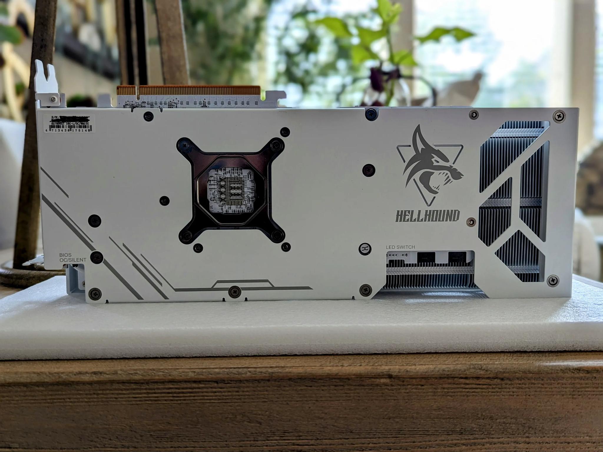 PowerCooler Hellhound 7800XT Spectral White