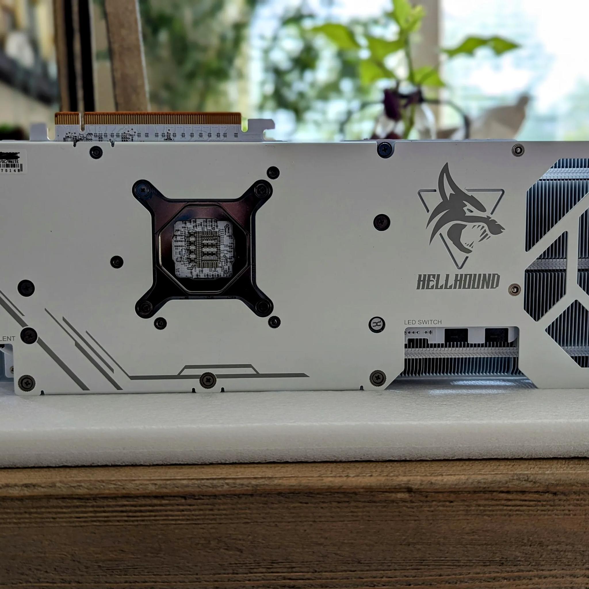 PowerCooler Hellhound 7800XT Spectral White