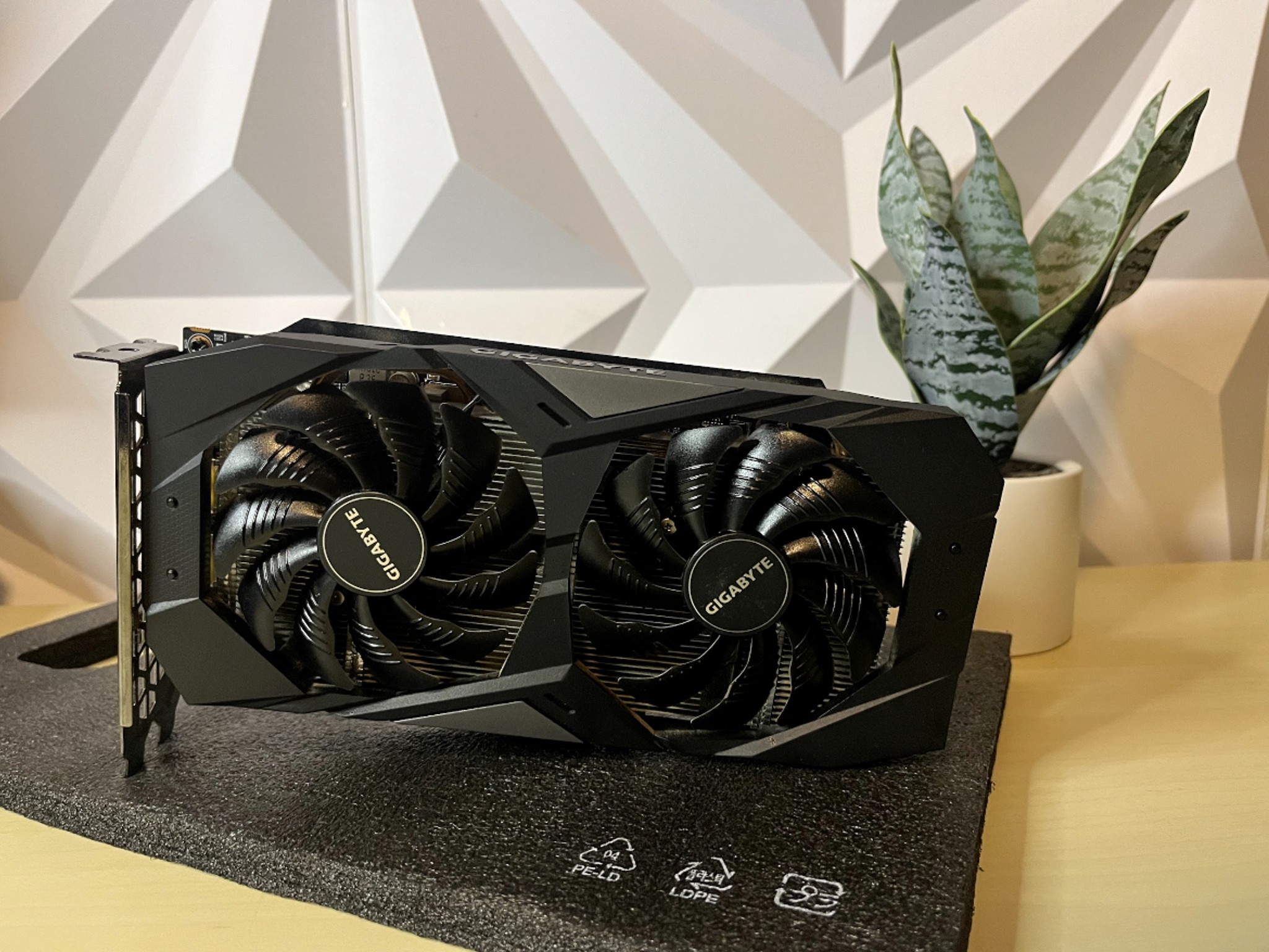 GIGABYTE RX 5600 XT 6gb Vram black