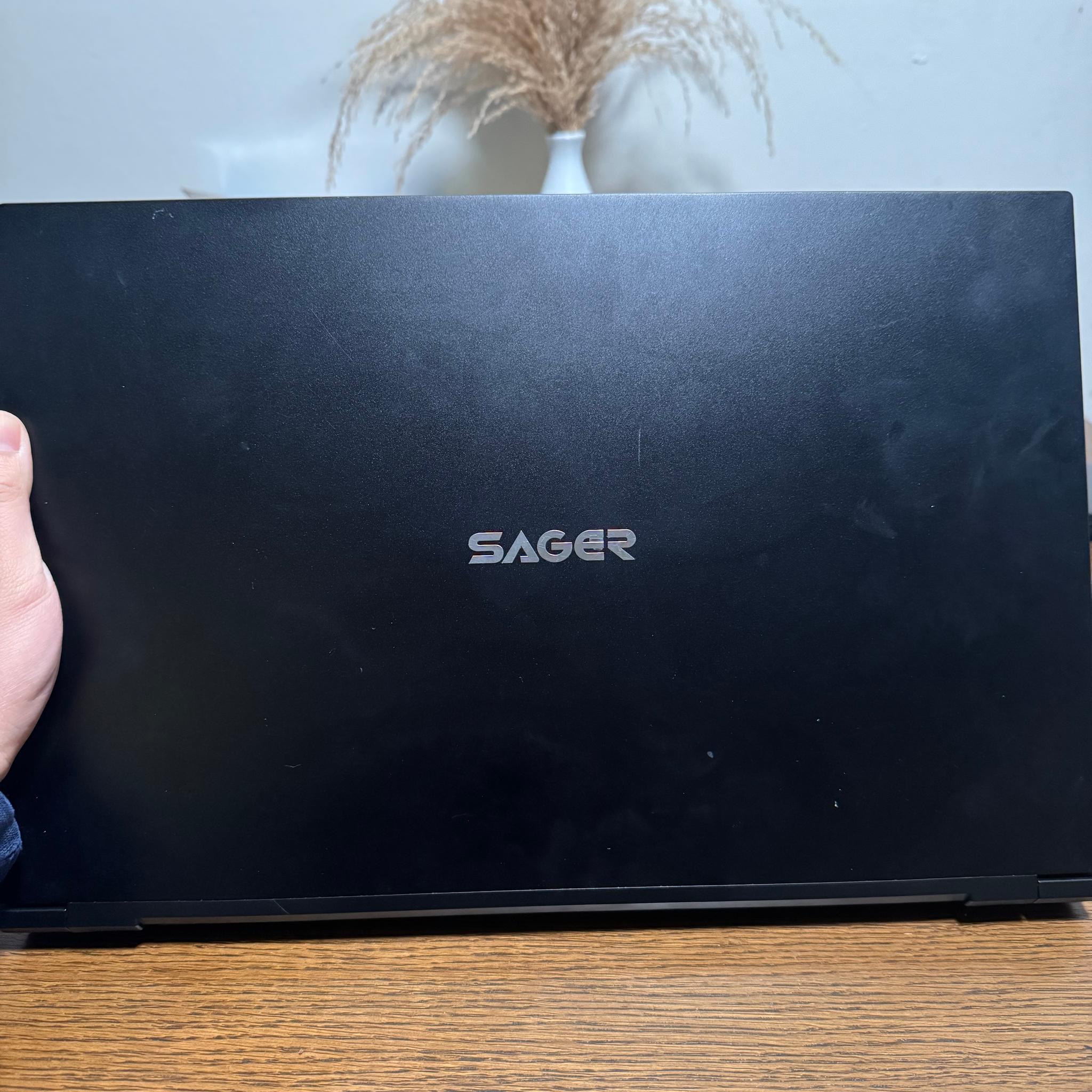 SAGER i9-13900HX/32GB DDR5/1TB NVME/RTX 4070 240 HZ QHD Screen