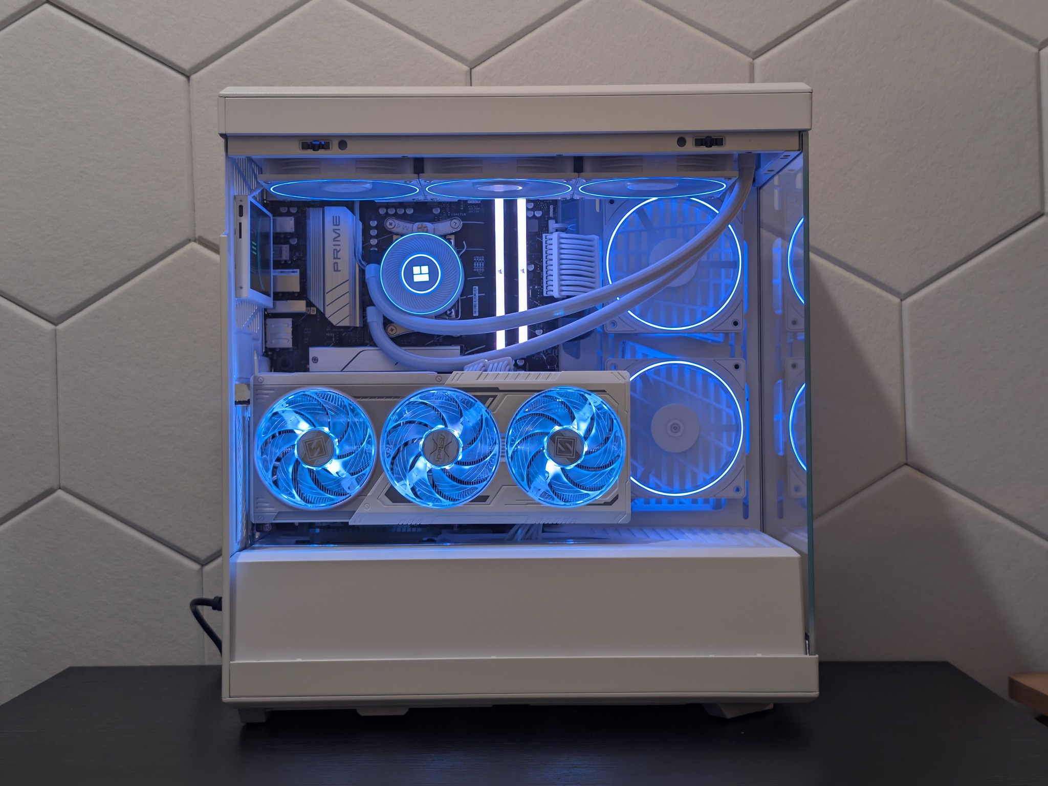 🐻‍❄️🔥4K Gaming Beast | RX 9070XT | Ryzen 7 7800X3D | 2TB SSD | 32GB RAM | WiFi 6 & BT🔥🐻‍❄️