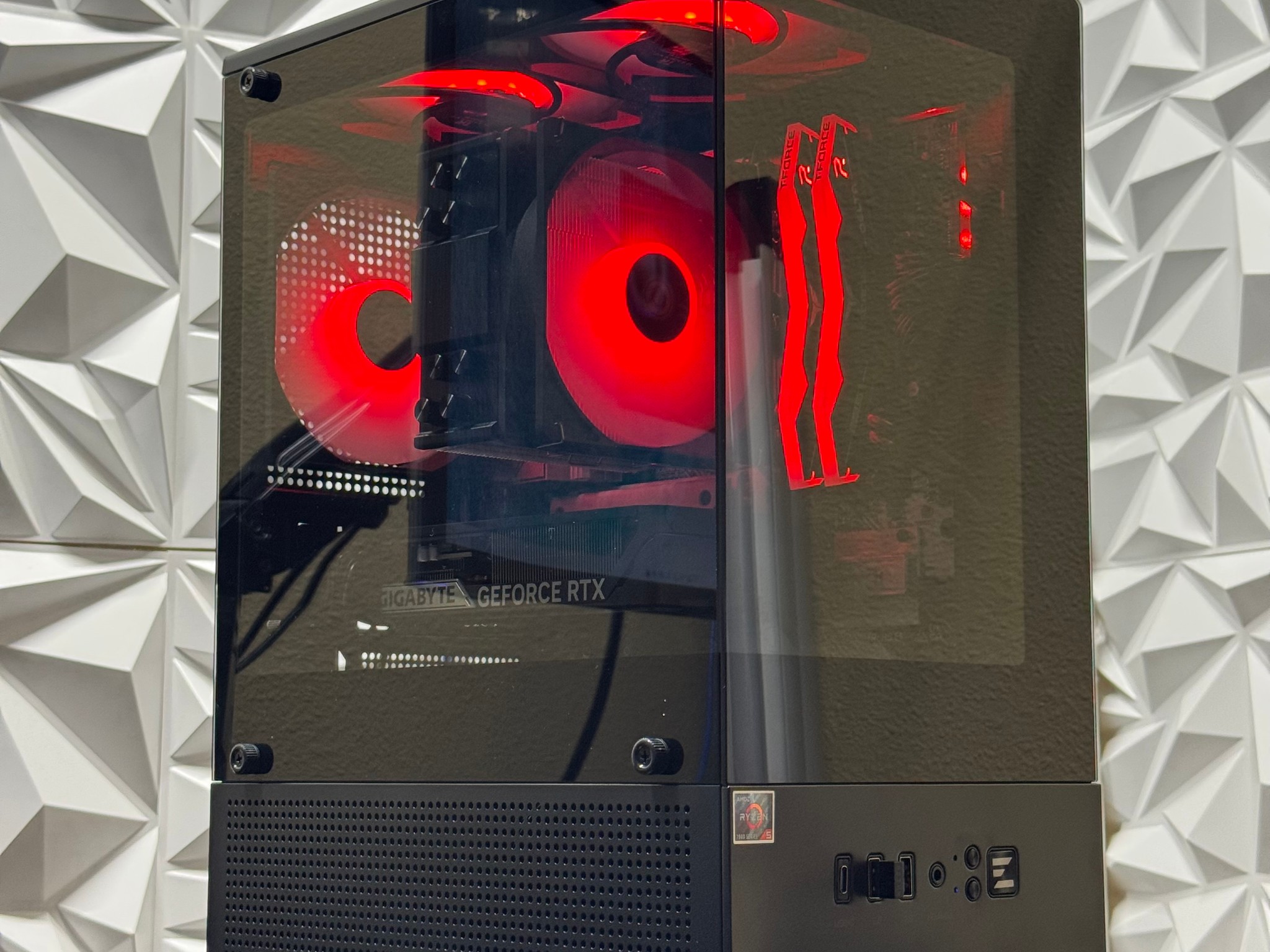 RTX 5060 / Ryzen 5 7600x / 16GB 6000MHz DDR5 / 500GB P310 Crucial ssd / windows 11 pro