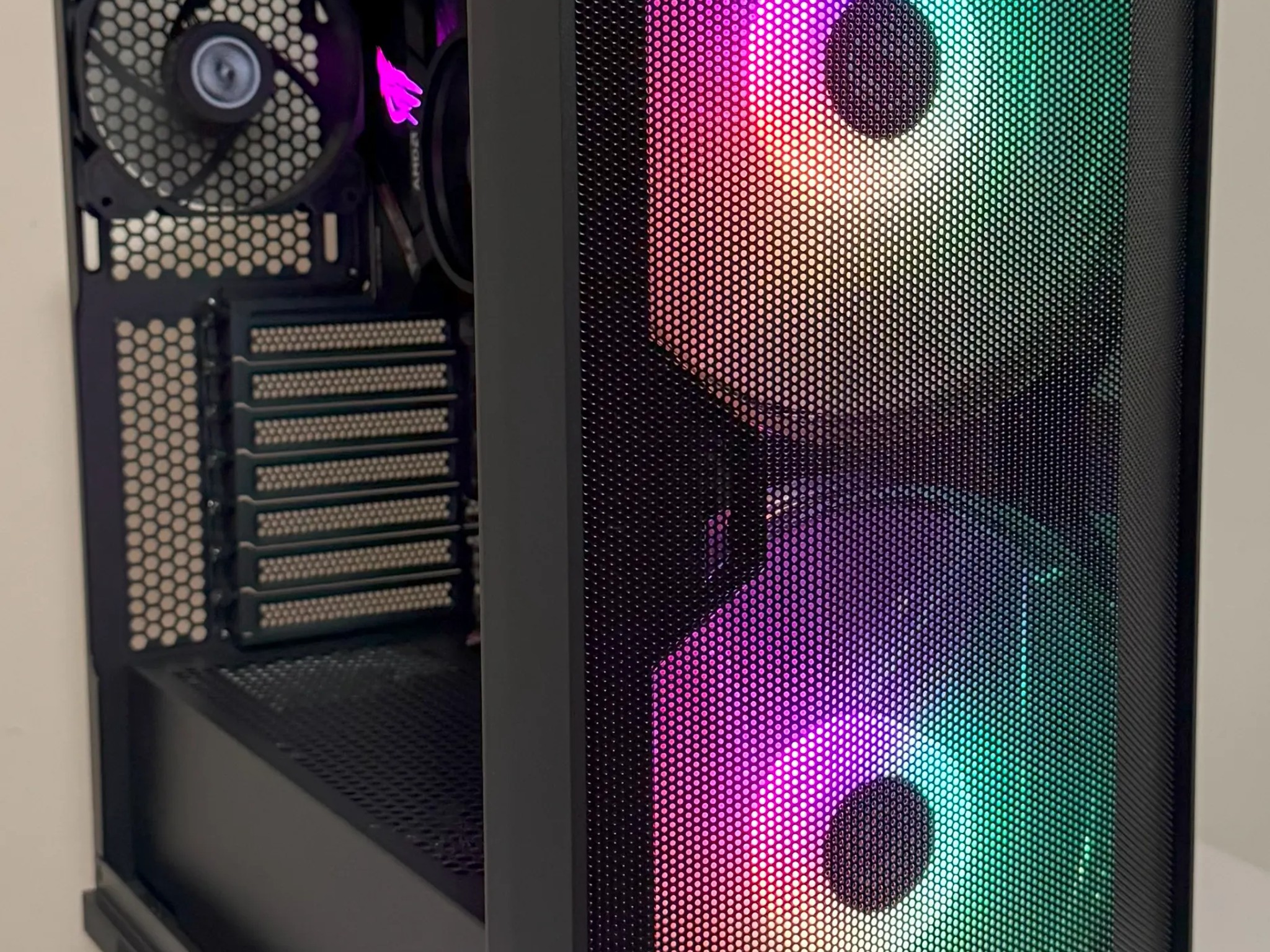 ASUS STRIX B550-F AMD Ryzen 5 5600GT Gaming PC Radeon Vega 7 Graphics 32GB DDR4 1TB SSD Lian Li 215