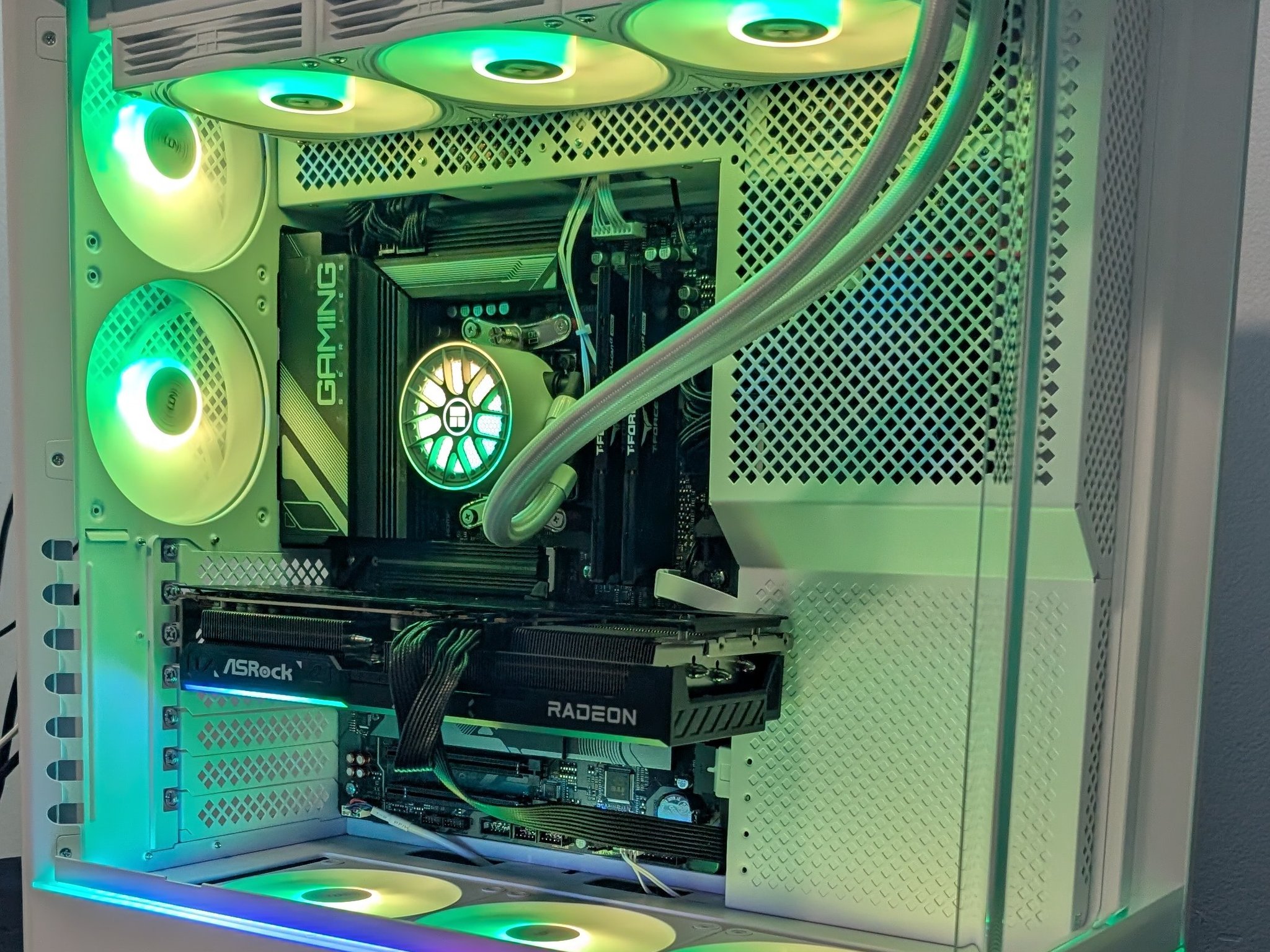 Gaming PC RX 9070-Ryzen 5 9600x-32 GB DDR5 6000-1 TB NVME mostly new