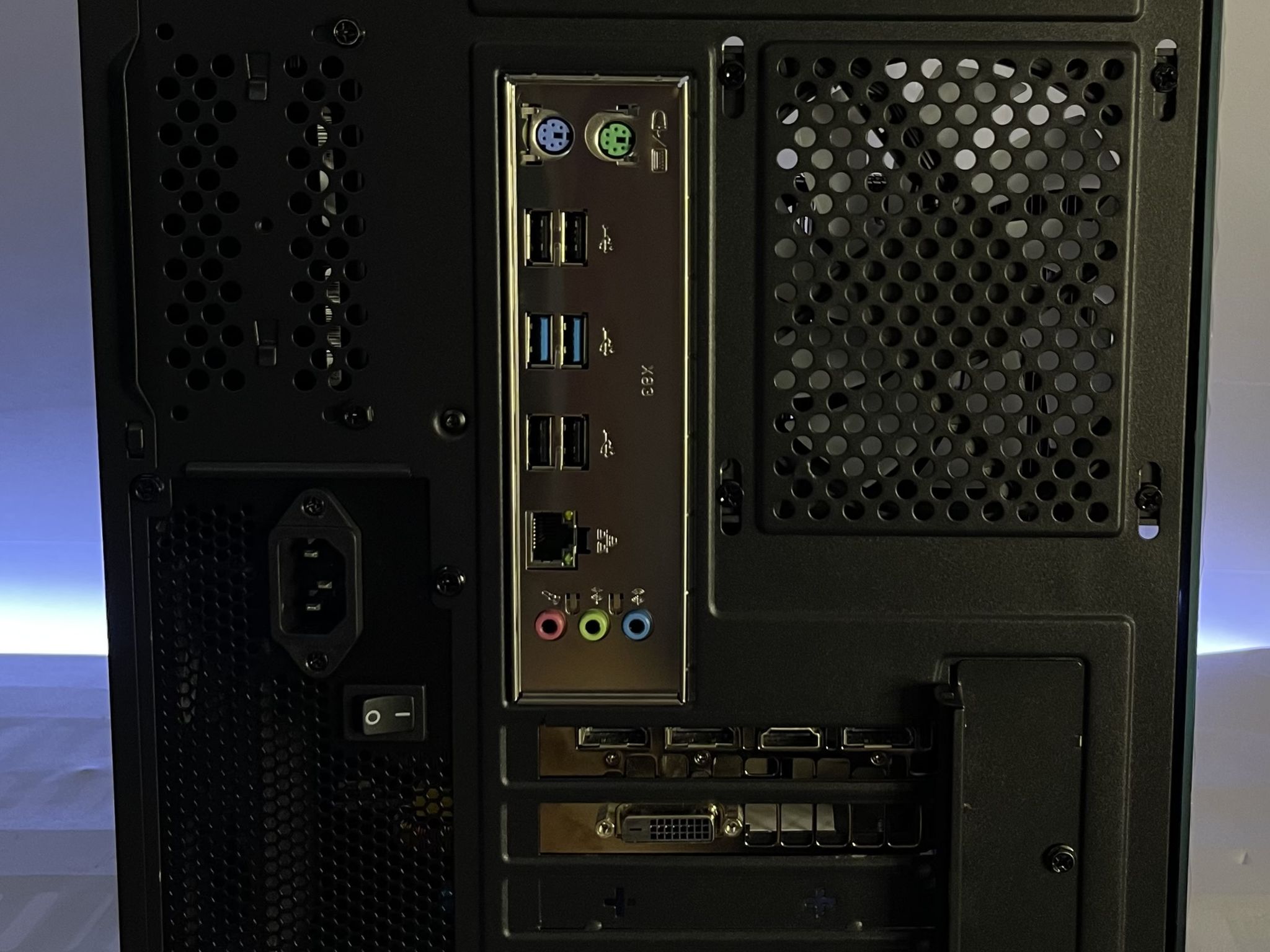 Red & Black 14C/28T Gaming PC (E5-2680 V4, 32GB RAM, GTX 1070, 512GB NVME/1TB HDD)