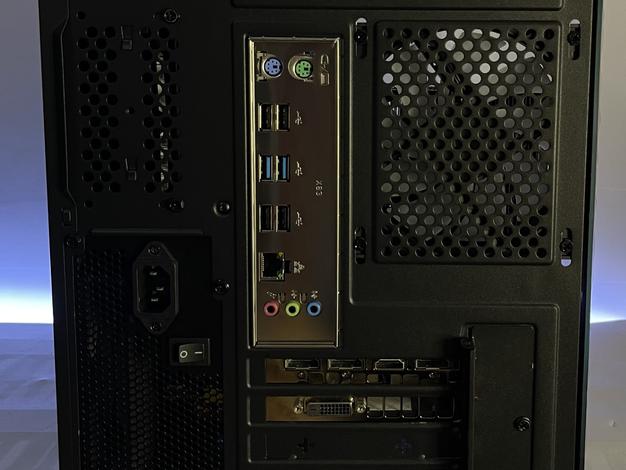 Red & Black 14C/28T Gaming PC (E5-2680 V4, 32GB RAM, GTX 1070, 512GB NVME/1TB HDD)