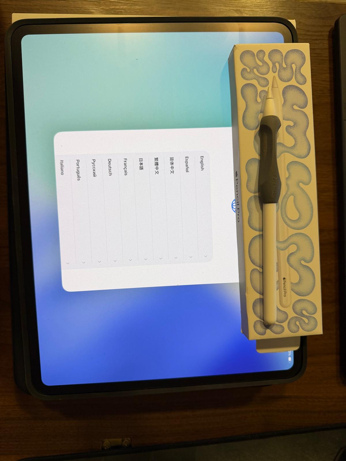 iPad pro 13 inch M4 with Pencil Pro and Logitech - Combo Touch for iPad Pro