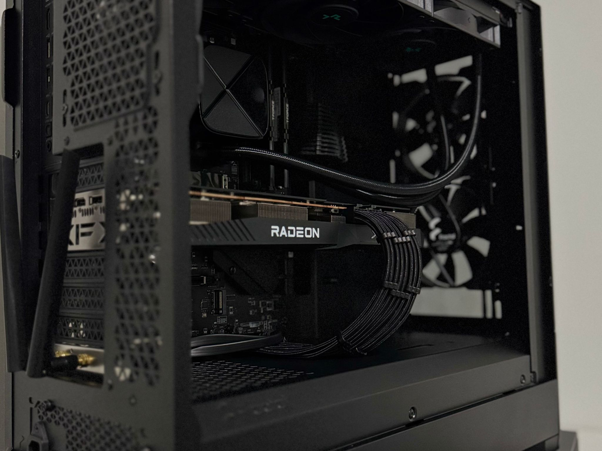 AntiRGB 6700XT / 5600X ALL BLACK GAMING PC
