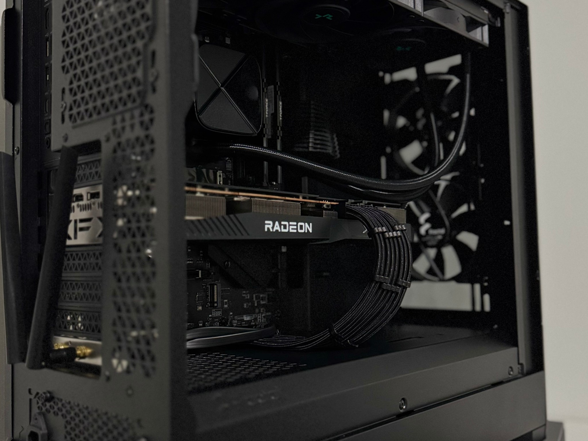 AntiRGB 6700XT / 5600X ALL BLACK GAMING PC