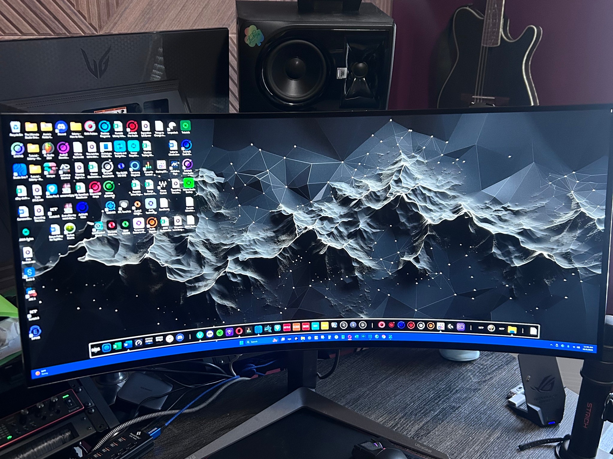 LG UltraGear OLED (1440P) (240Hz) 34" 800R Curved Gaming Monitor (34GS95QE-B)
