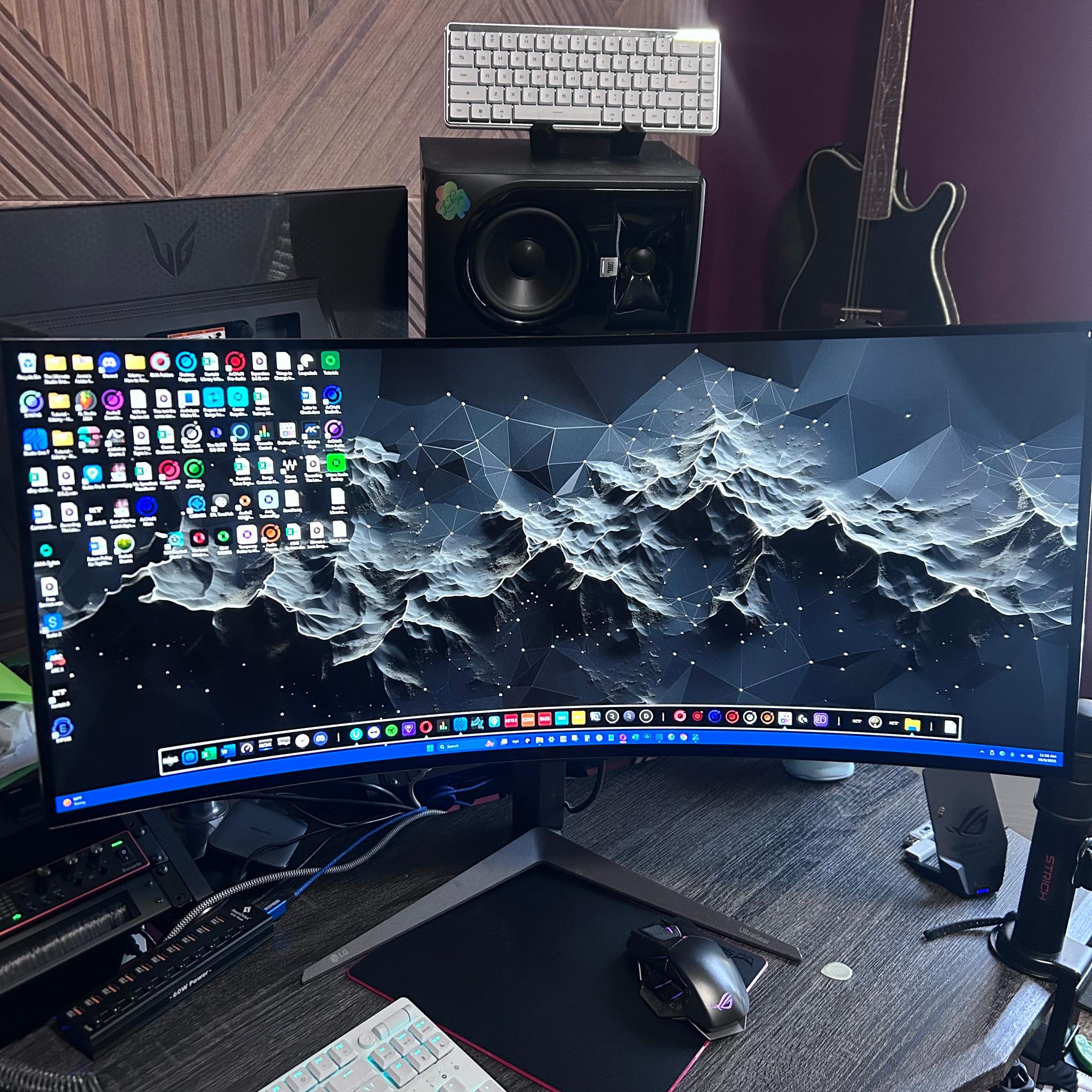 LG UltraGear OLED (1440P) (240Hz) 34" 800R Curved Gaming Monitor (34GS95QE-B)