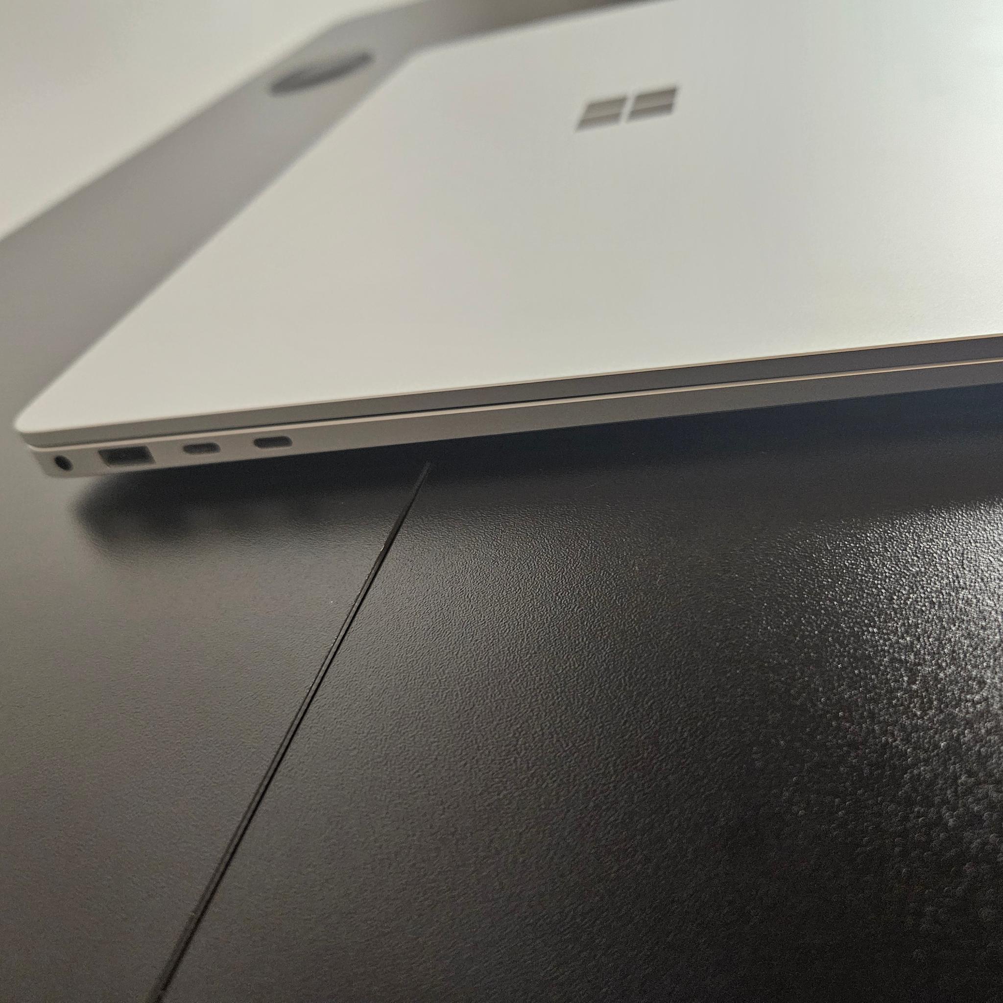 Microsoft Surface Laptop 7th Edition 13.8" Snapdragon X 3.4GHz 16GB RAM 256 GB