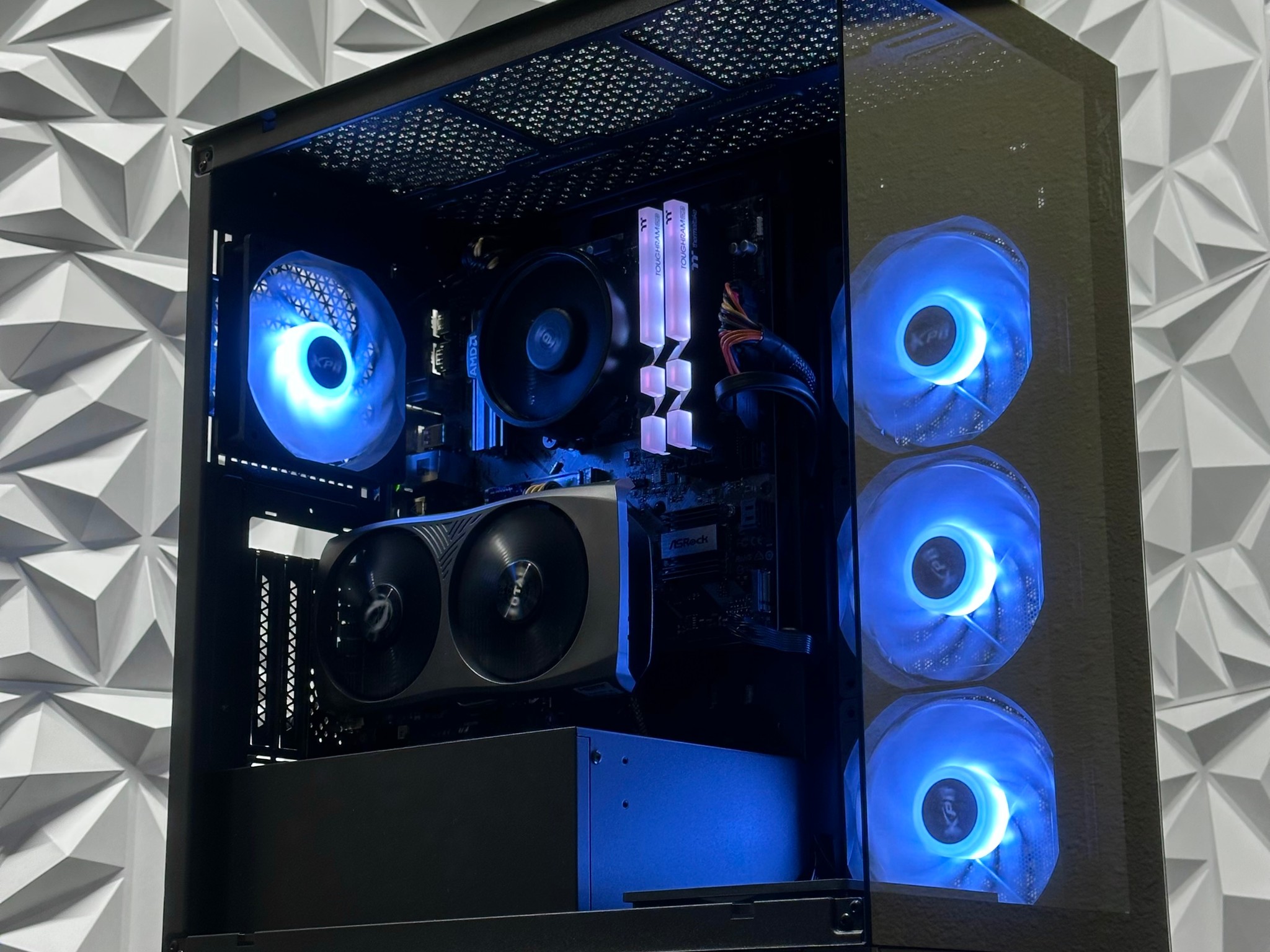 RTX 4060 / Ryzen 5 5500 / 16GB 3600MHz Ram / 512GB SSD / B550 / 600w / windows 11