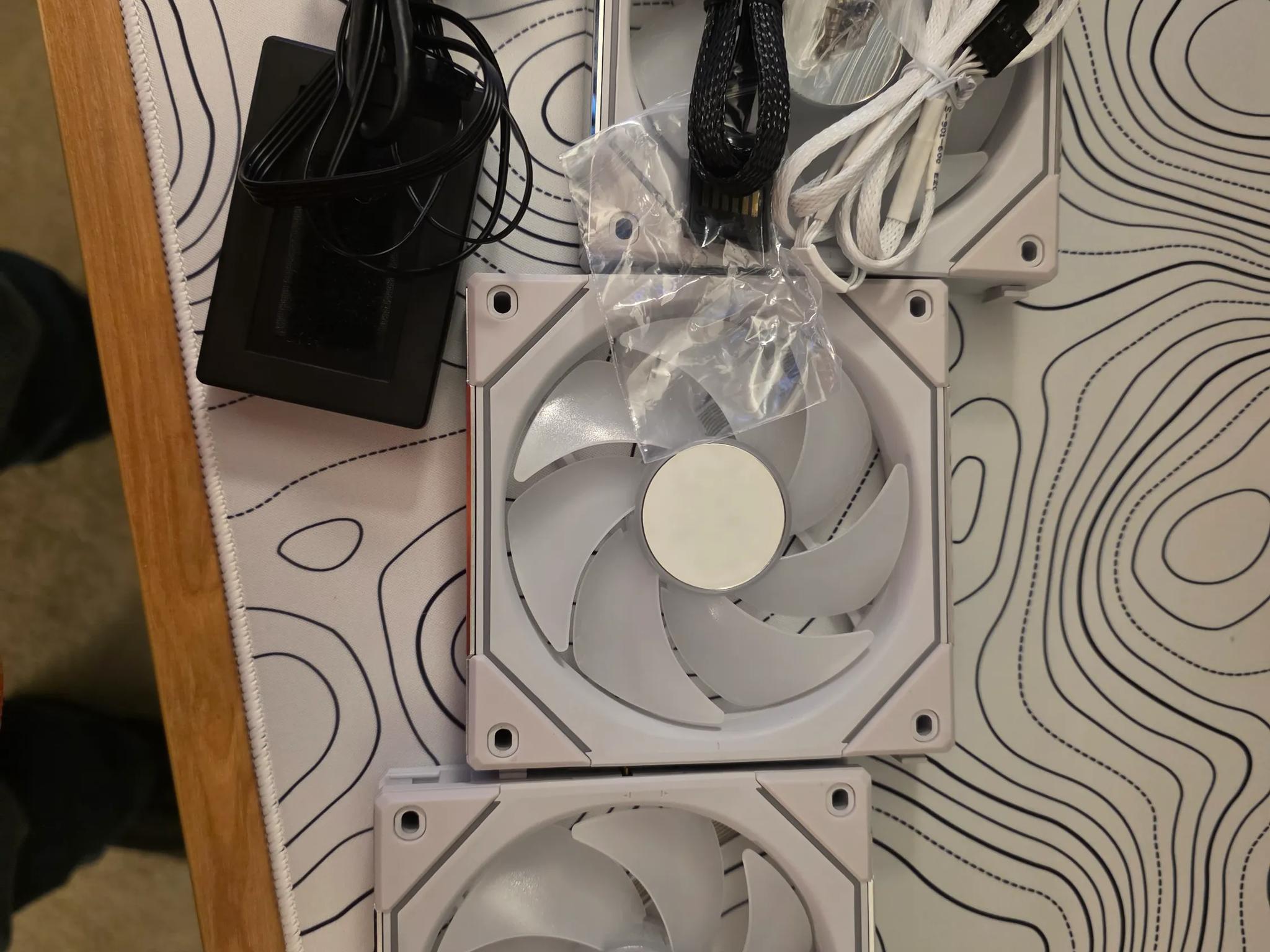 Lian Li UNI Fan SL Infinity Fluid Dynamic Bearing 120mm Case Fan - 3 Pack W/ Controller  (WHITE)