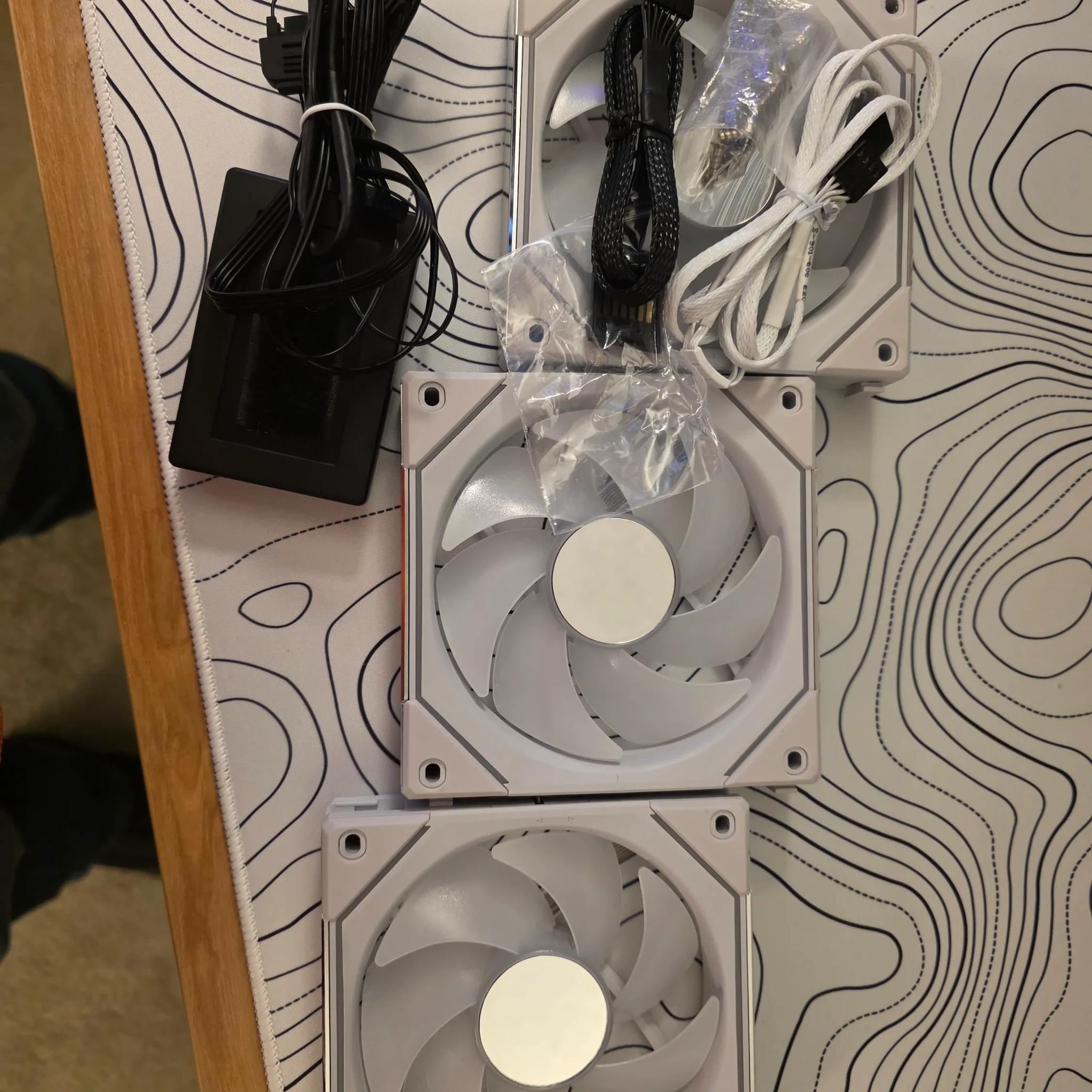 Lian Li UNI Fan SL Infinity Fluid Dynamic Bearing 120mm Case Fan - 3 Pack W/ Controller  (WHITE)