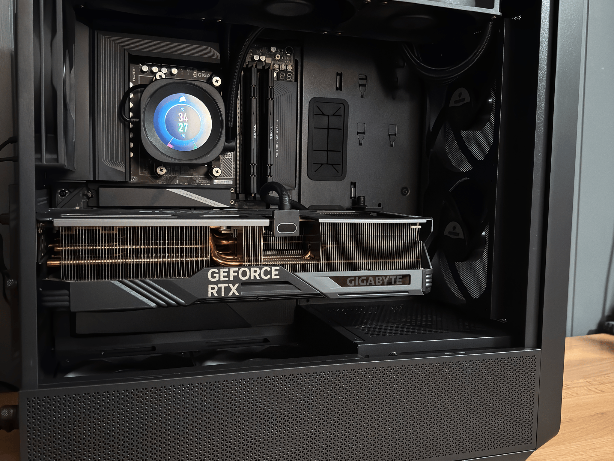 🥷Silent Killer | Ryzen 9800X3D, RTX 4080 Super, 64GB DDR5, 2TB SSD, 1000W 80+ Gold, Corsair LCD