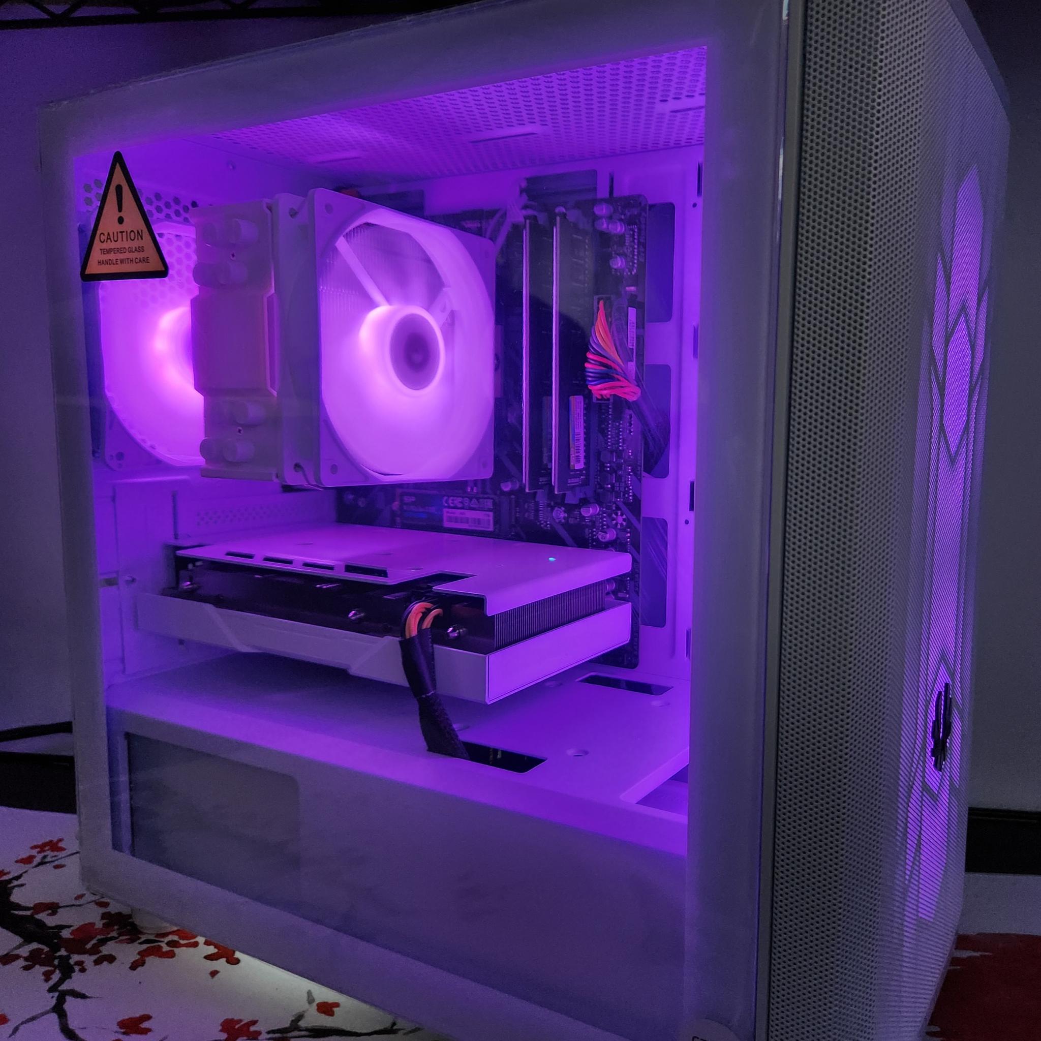 Frosty Gaming Rig Ryzen 5 / 32GB DDR4/ 1TB SSD / RX 6600