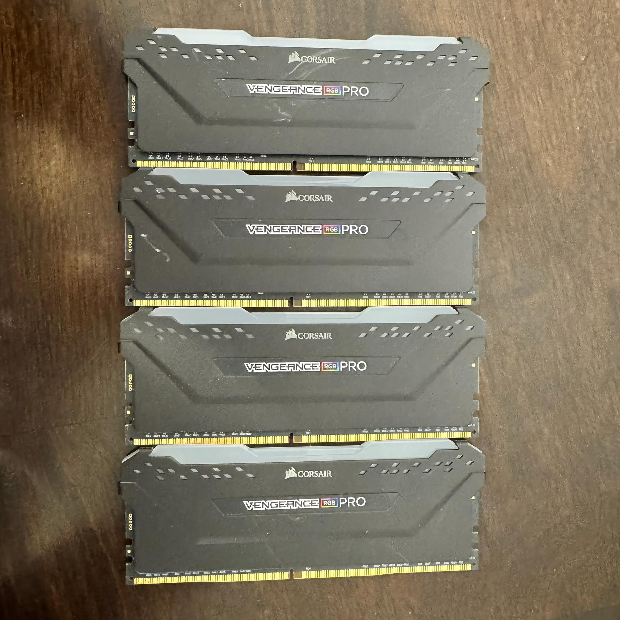 Corsair Vengeance RGB Pro 3600MHz (4x8 GB) 32GB DDR4