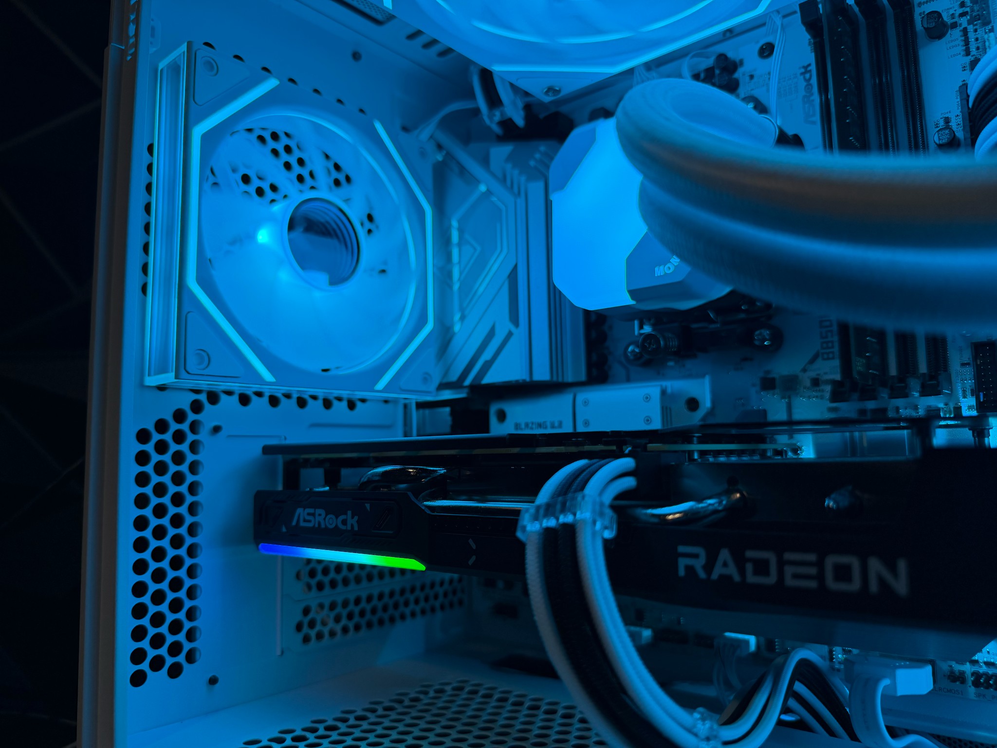 ❄️✨ ICE PRIZM ✨❄️Ryzen 7 7700X| RX 9060XT 16 GB | 32 GB DDR5| 2.5 TB NVMe| 650W PSU