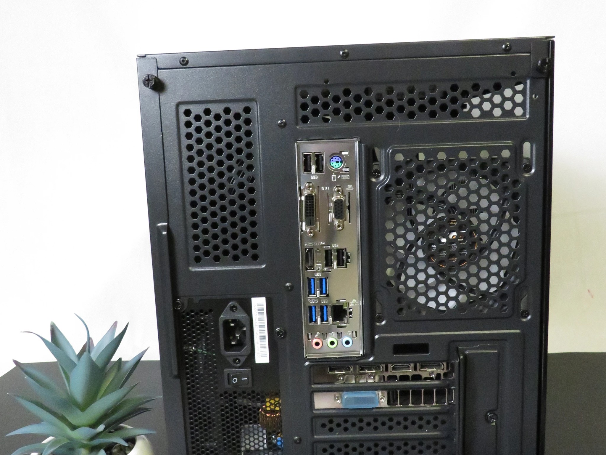 Water cooled GPU! Ryzen 5 3600 + EVGA Hybrid GTX 1080 + 16 GB DDR4 + 1TB NVME