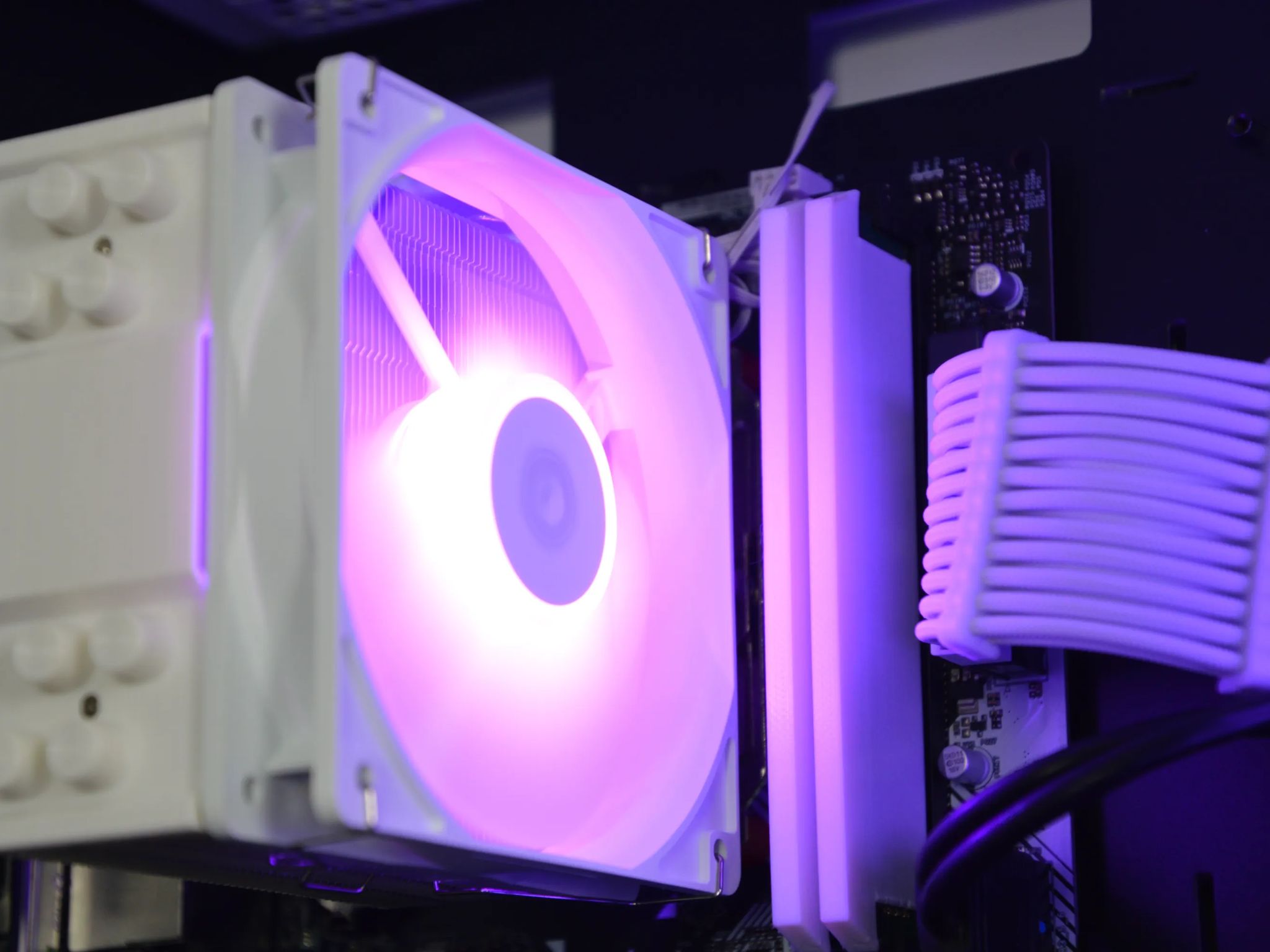 ⚪⚫| RTX 2080 8GB | RYZEN 5 5500 | 32GB DDR4 RAM | 1TB NVME SSD | The Divider |