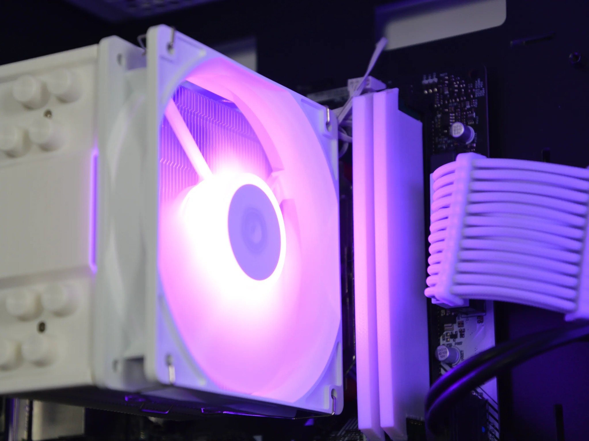 ⚪⚫| RTX 2080 8GB | RYZEN 5 5500 | 32GB DDR4 RAM | 1TB NVME SSD | The Divider |