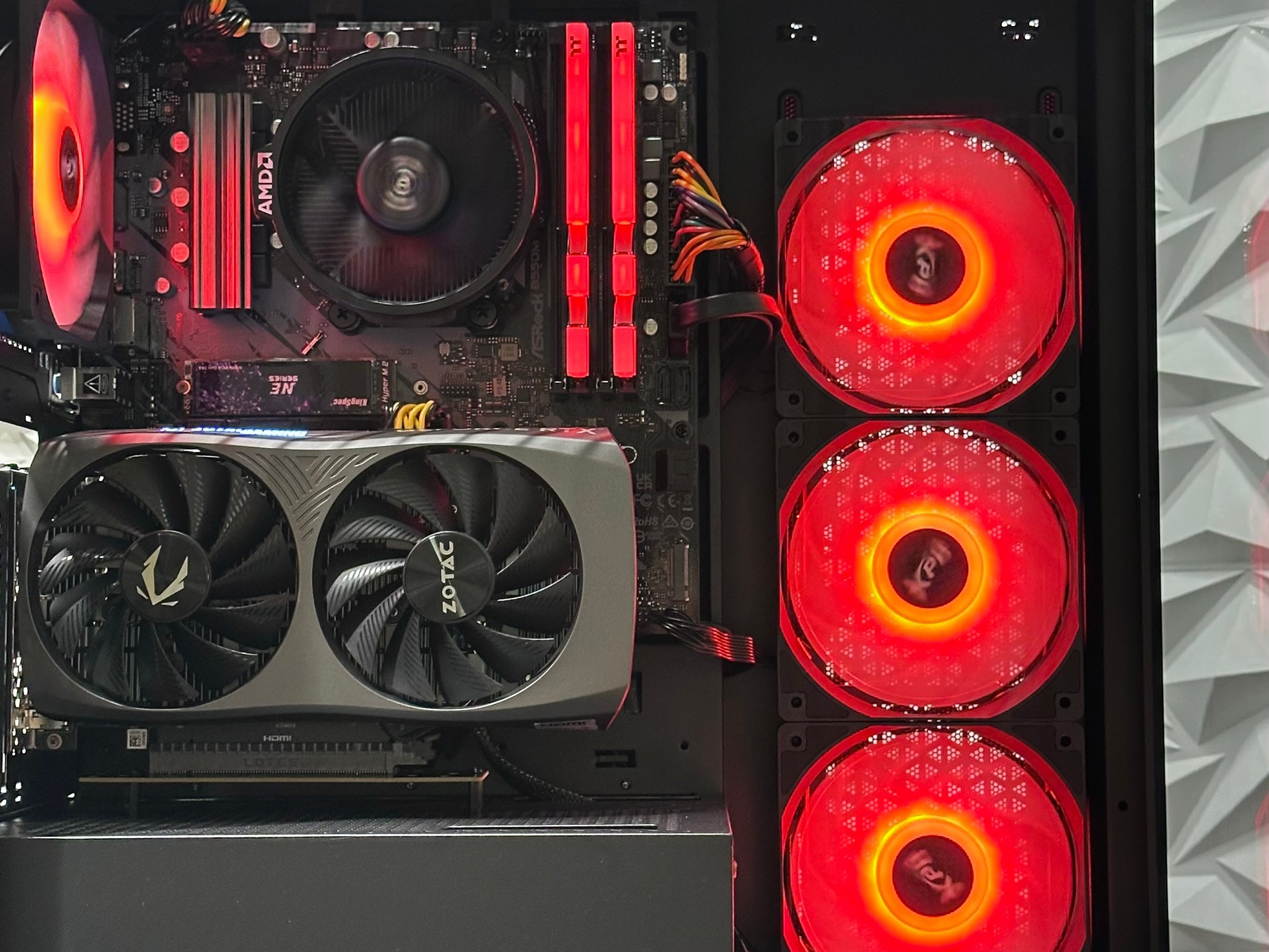 RTX 4060 / Ryzen 5 5500 / 16GB 3600MHz Ram / 512GB SSD / B550 / 600w / windows 11