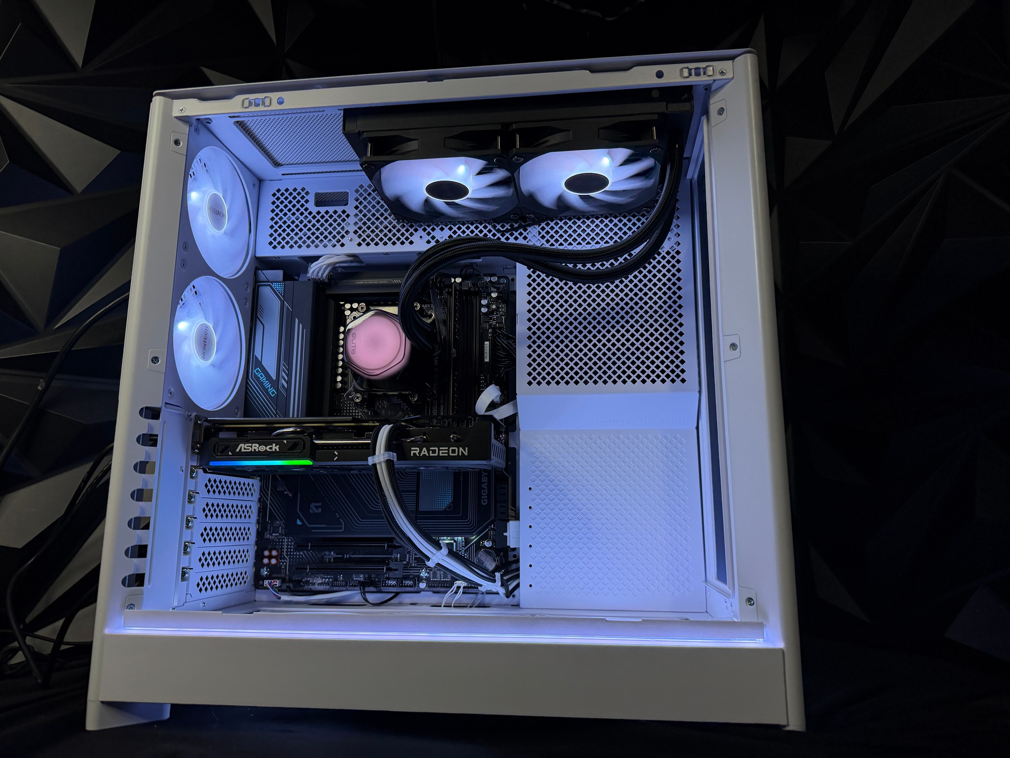 White Ocean – Ryzen 7 7700X / RX 9060XT  Gaming PC