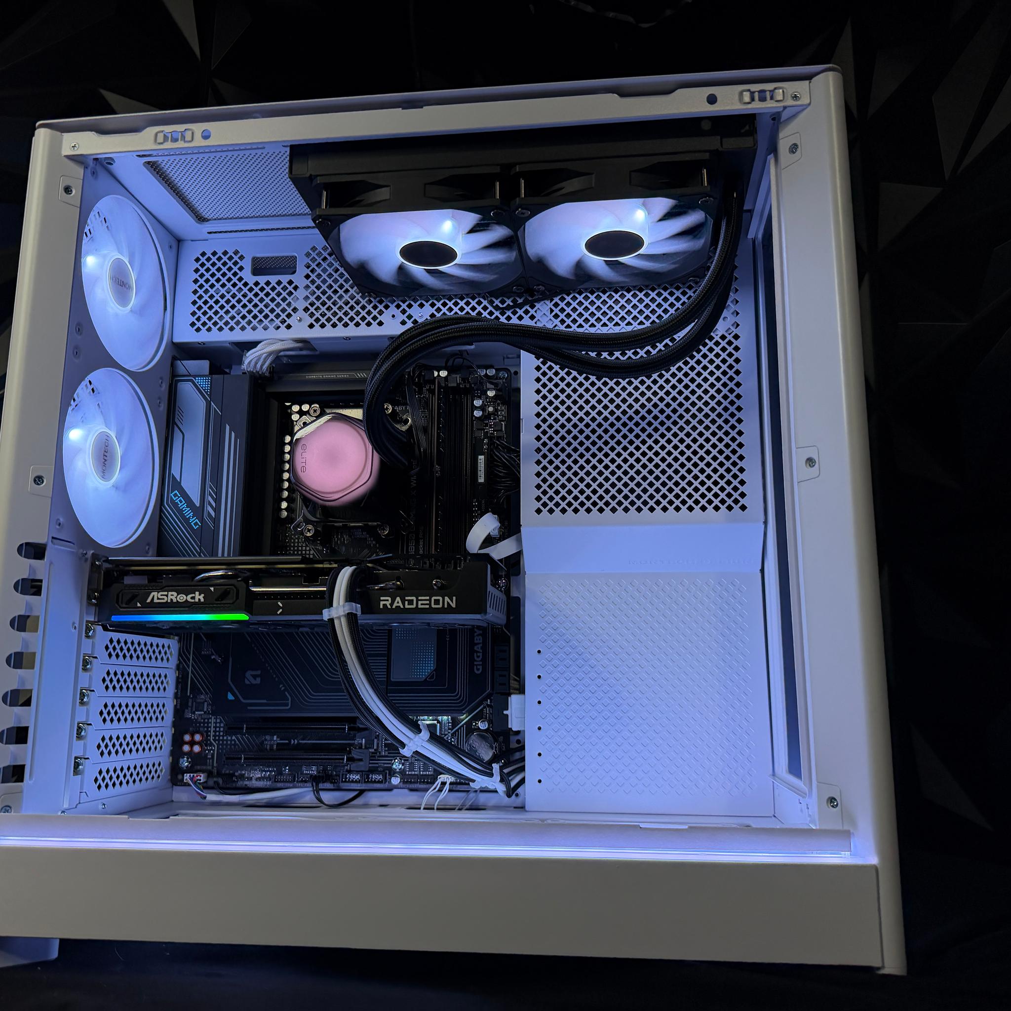 White Ocean – Ryzen 7 7700X / RX 9060XT  Gaming PC