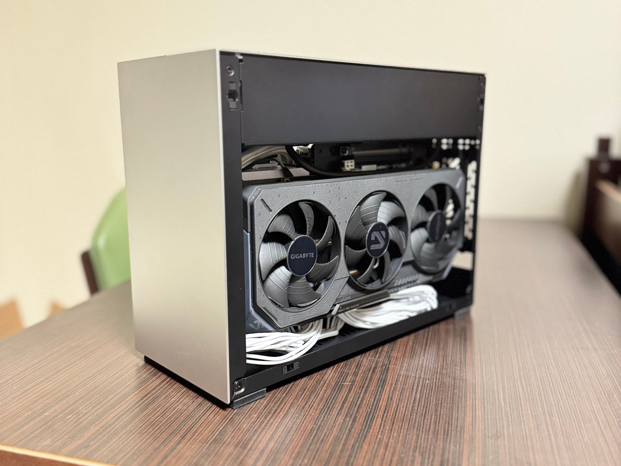 Lian-Li A4-H2O | Ryzen 9 9900X | RX 9070 | 48GB DDR5 (7600 MT/s) | 2x1 TB SSD | 750W Gold PSU