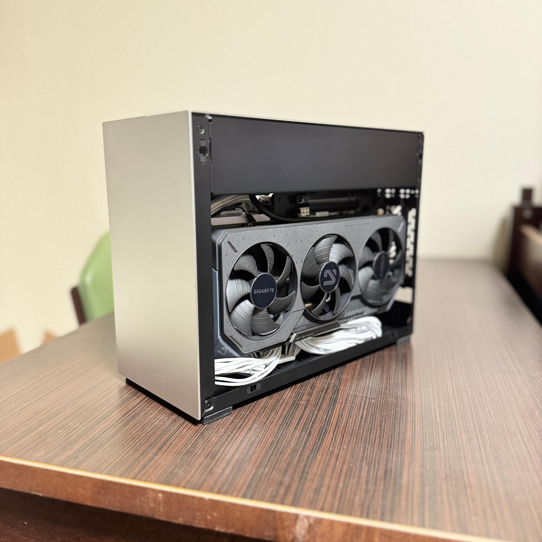 Lian-Li A4-H2O | Ryzen 9 9900X | RX 9070 | 48GB DDR5 (7600 MT/s) | 2x1 TB SSD | 750W Gold SFX PSU
