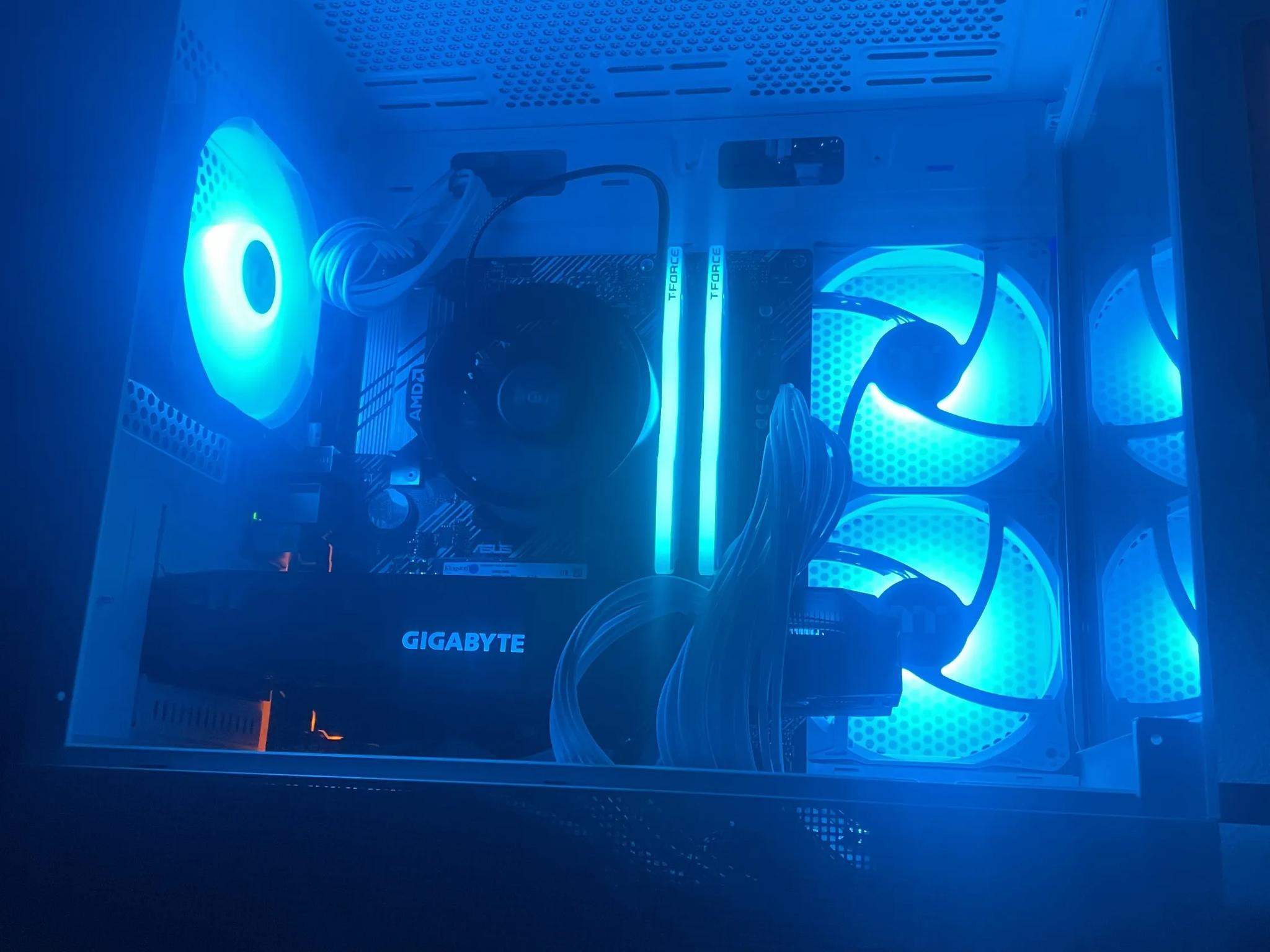 GTX 1660 Super & AMD Ryzen 5 5500! All White build