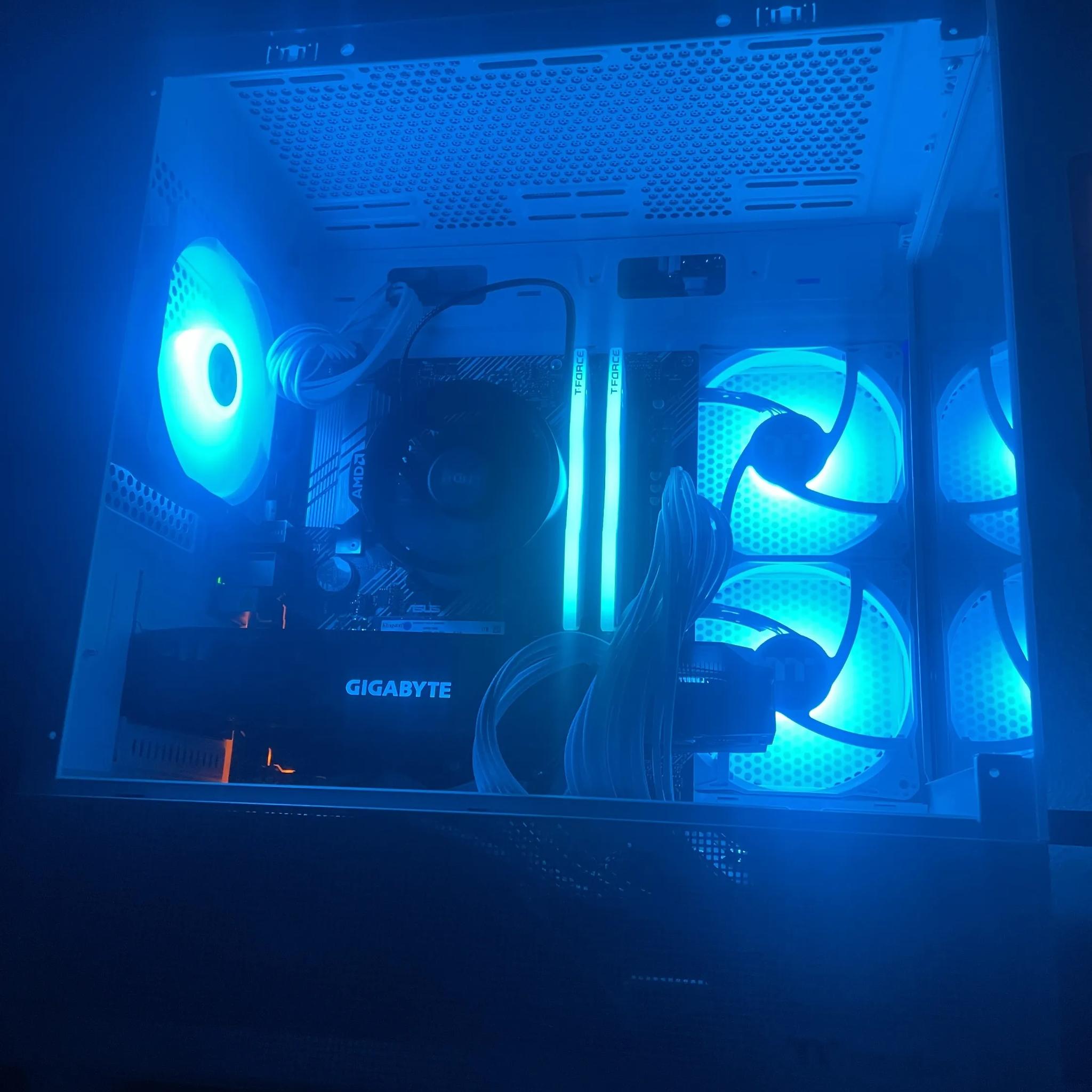 GTX 1660 Super & AMD Ryzen 5 5500! All White build