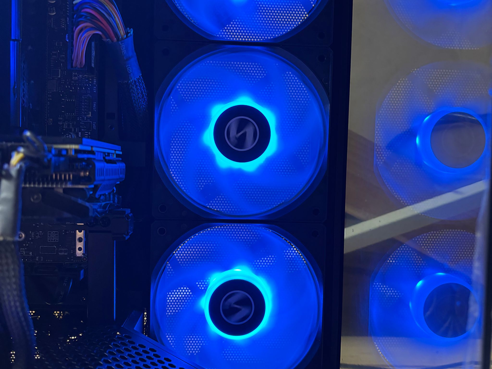 GeForce RTX 2080 Ti, Core i7, 2.5tb storage, 16gb ram