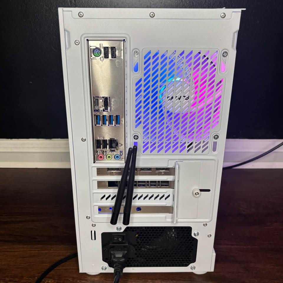 White Gaming PC (GTX 1660 6B + AMD Ryzen 5 3600 + 16GB DDR4 + SSD)