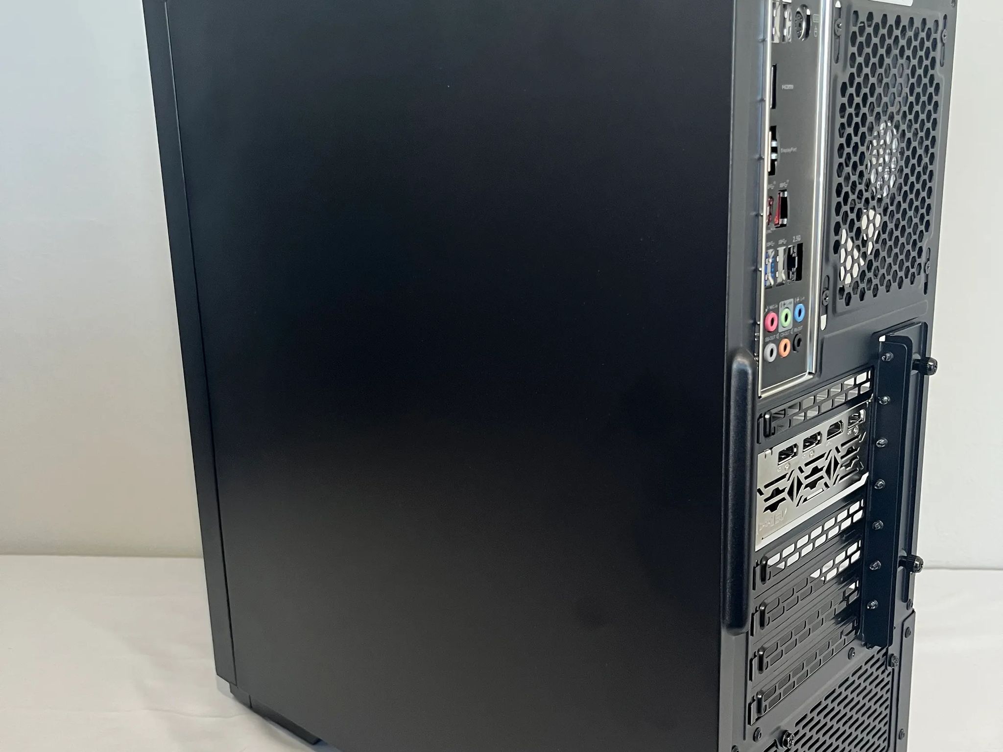 "Challenger's Fury Gaming PC: Unleashing the i5-11400F with a Radeon RX 6600XT 8GB Graphics Card"