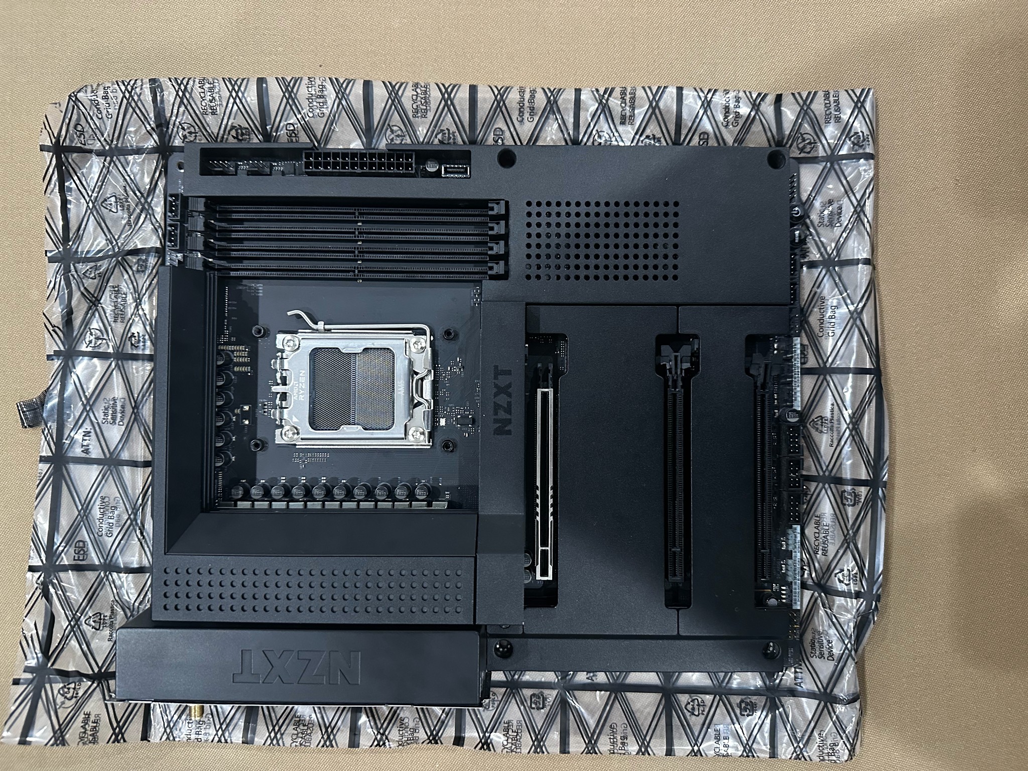 NZXT N7 B650E AM5 ATX Motherboard BLACK (works)