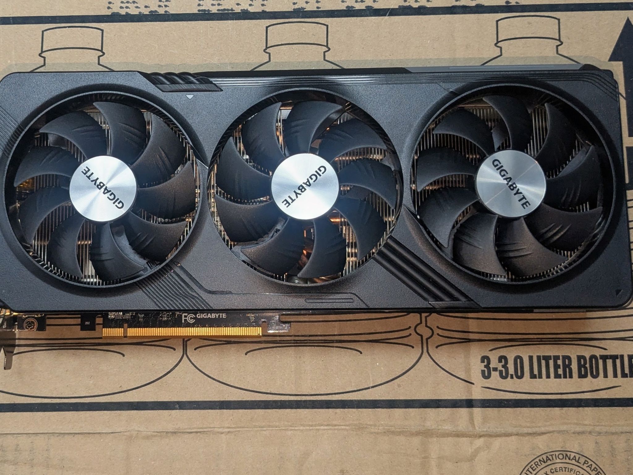 GIGABYTE Radeon RX 7800 XT GAMING OC 16G