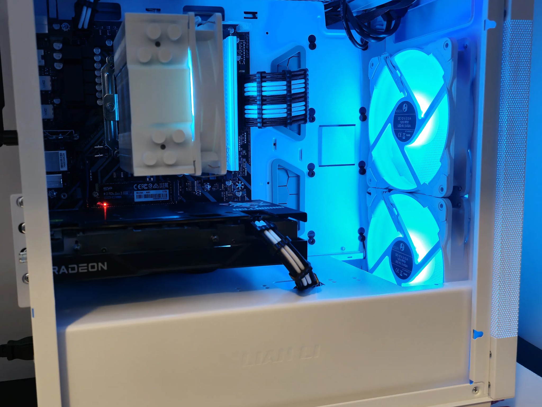 Frosty Mini Mesh Ryzen 5 5600X / 16GB DDR4/1TB SSD / RX6600 8GB