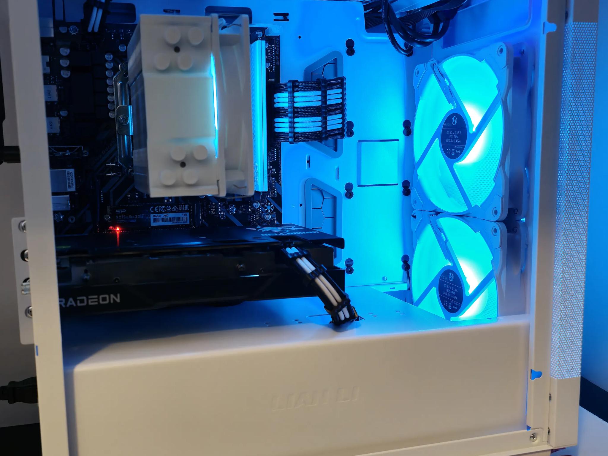 Frosty Mini Mesh Ryzen 5 5600X / 16GB DDR4/1TB SSD / RX6600 8GB