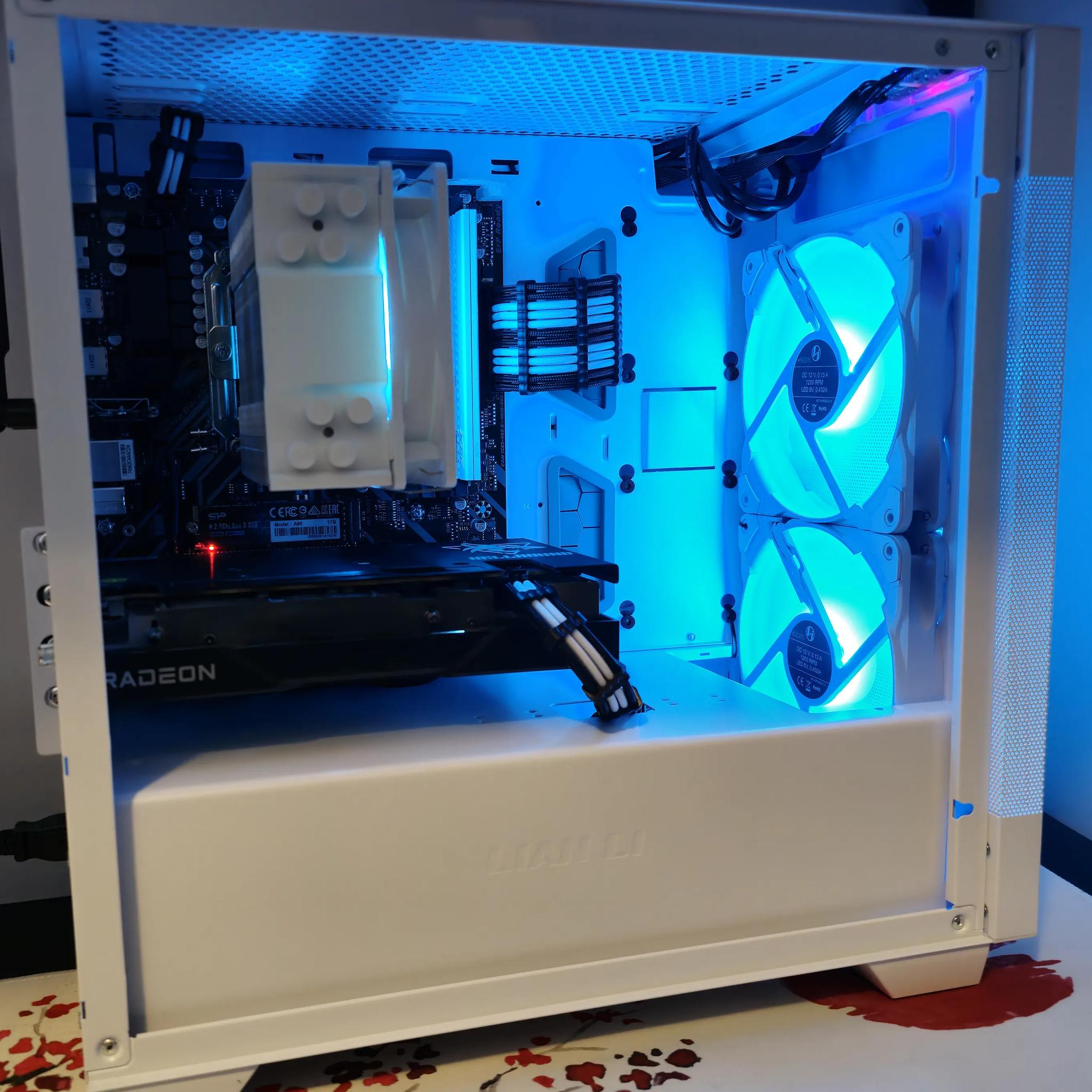 Frosty Mini Mesh Ryzen 5 5600X / 16GB DDR4/1TB SSD / RX6600 8GB
