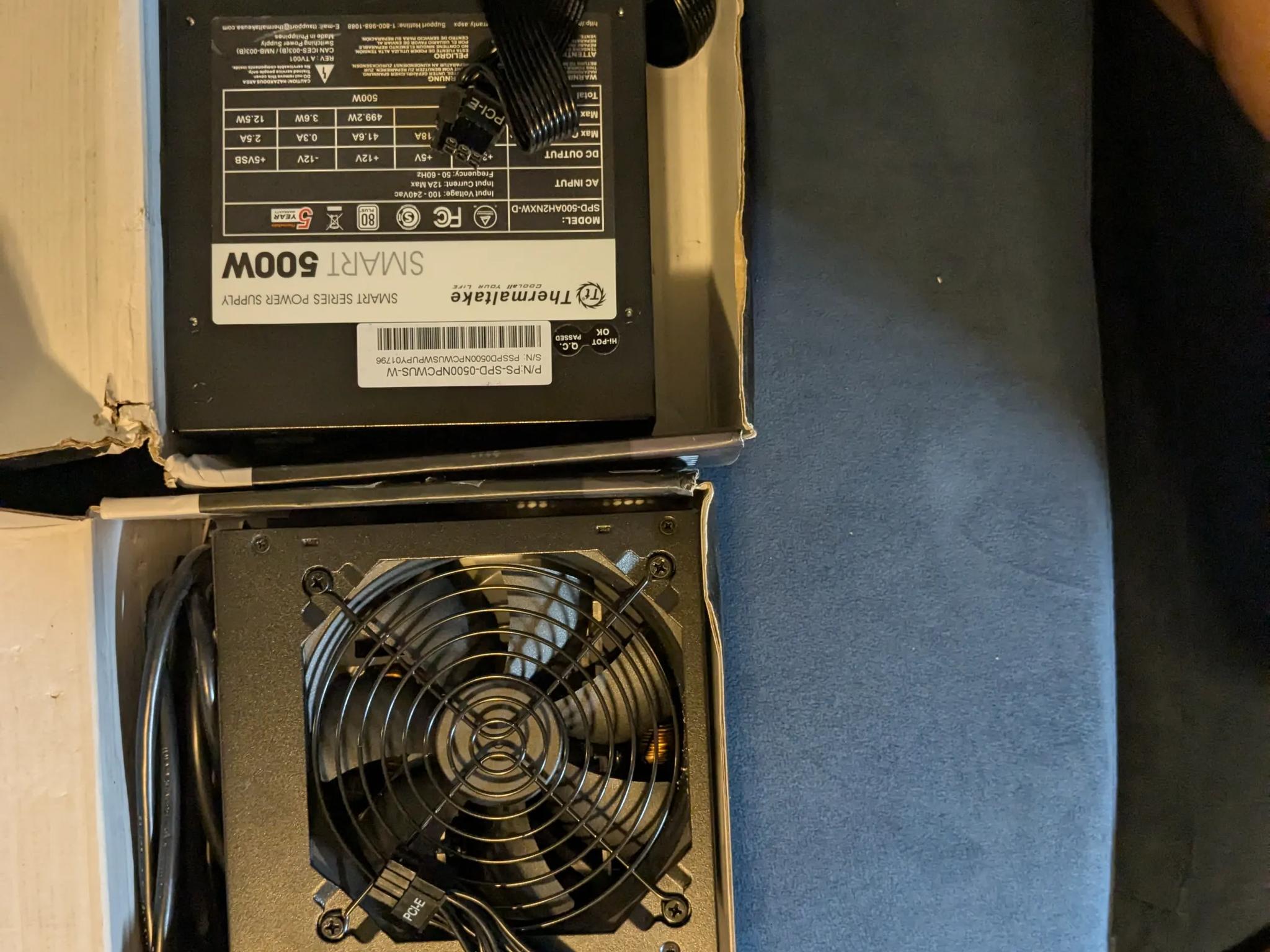 Lot of two thermaltake smart 500 w power supplies. Four parts are not working