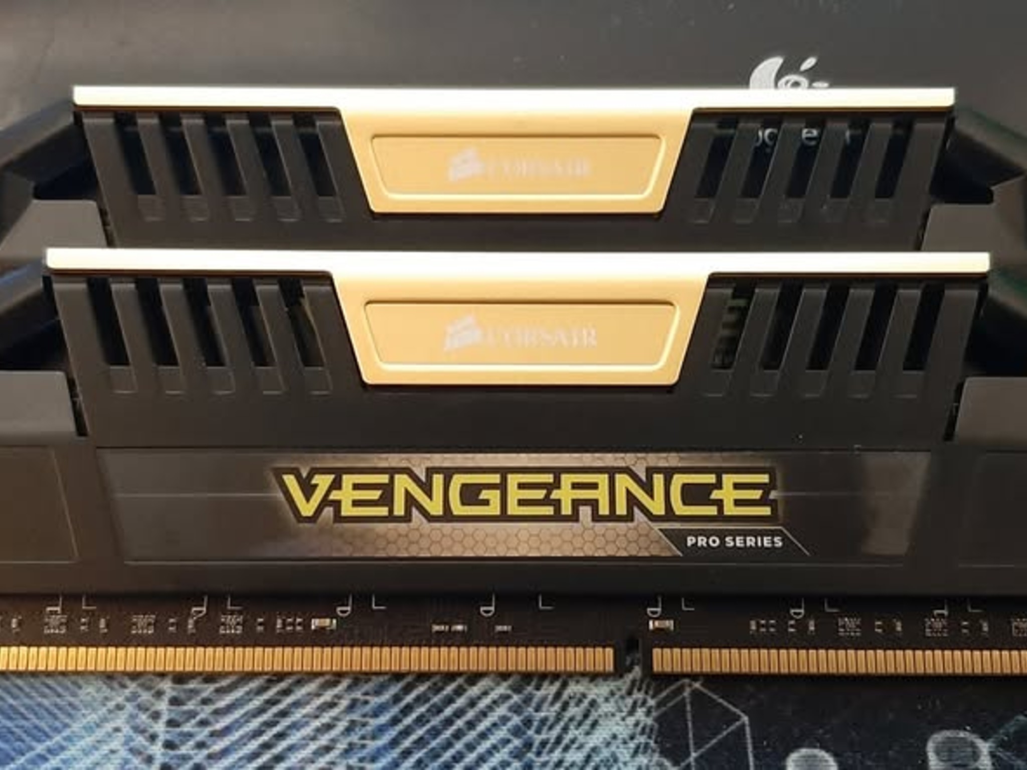 CORSAIR VENGEANCE PRO SERIES -16GB (2x8GB) DDR3 RAM 2400Mhz