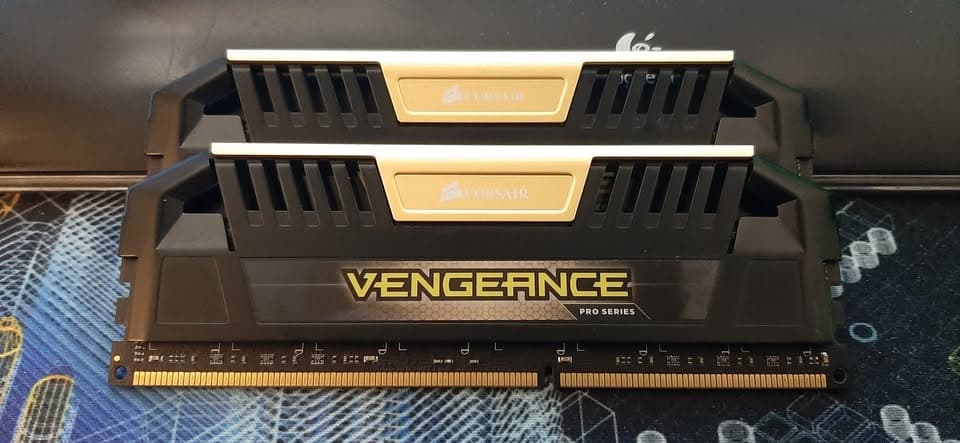 CORSAIR VENGEANCE PRO SERIES -16GB (2x8GB) DDR3 RAM 2400Mhz